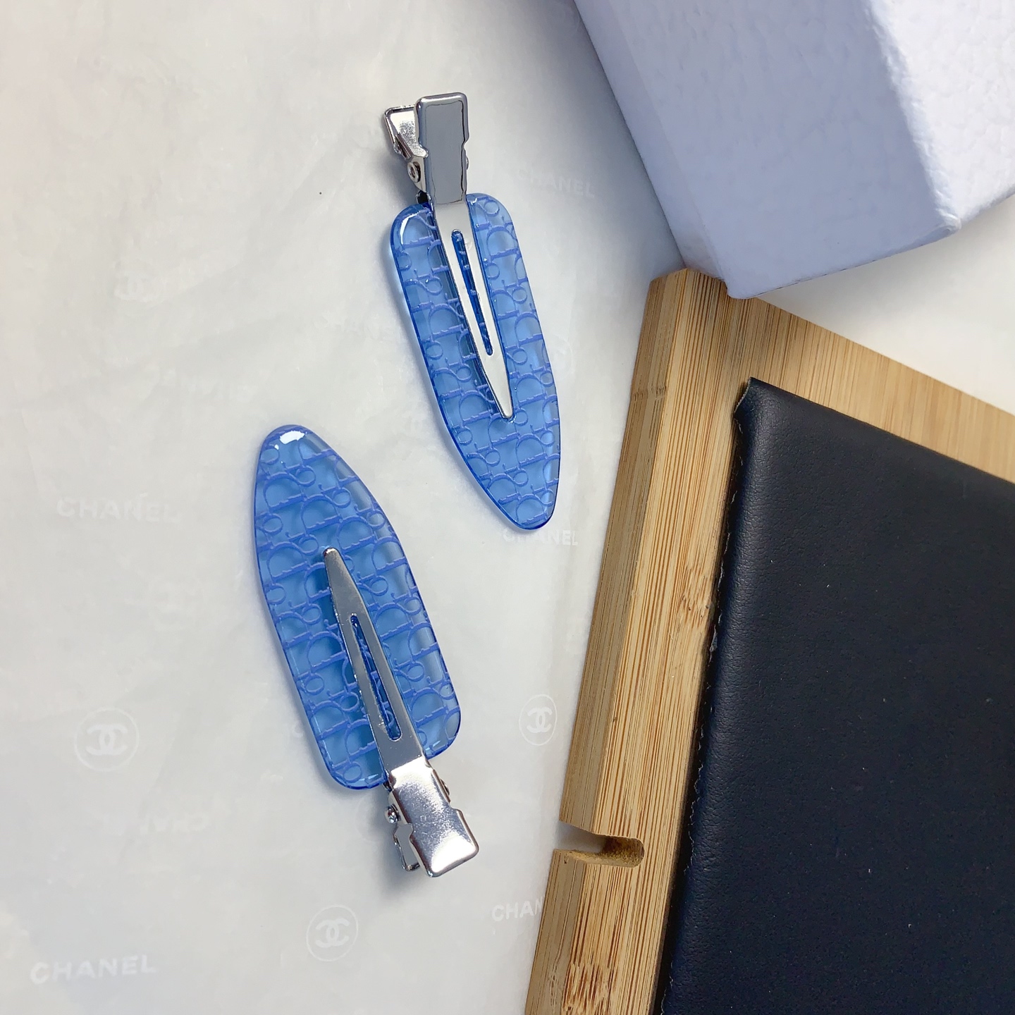  Dior迪奥
Dior发夹
亚克力字母铲子夹压夹边夹日常精致小单品 气质百搭小仙女必入单品 宝藏款 闭