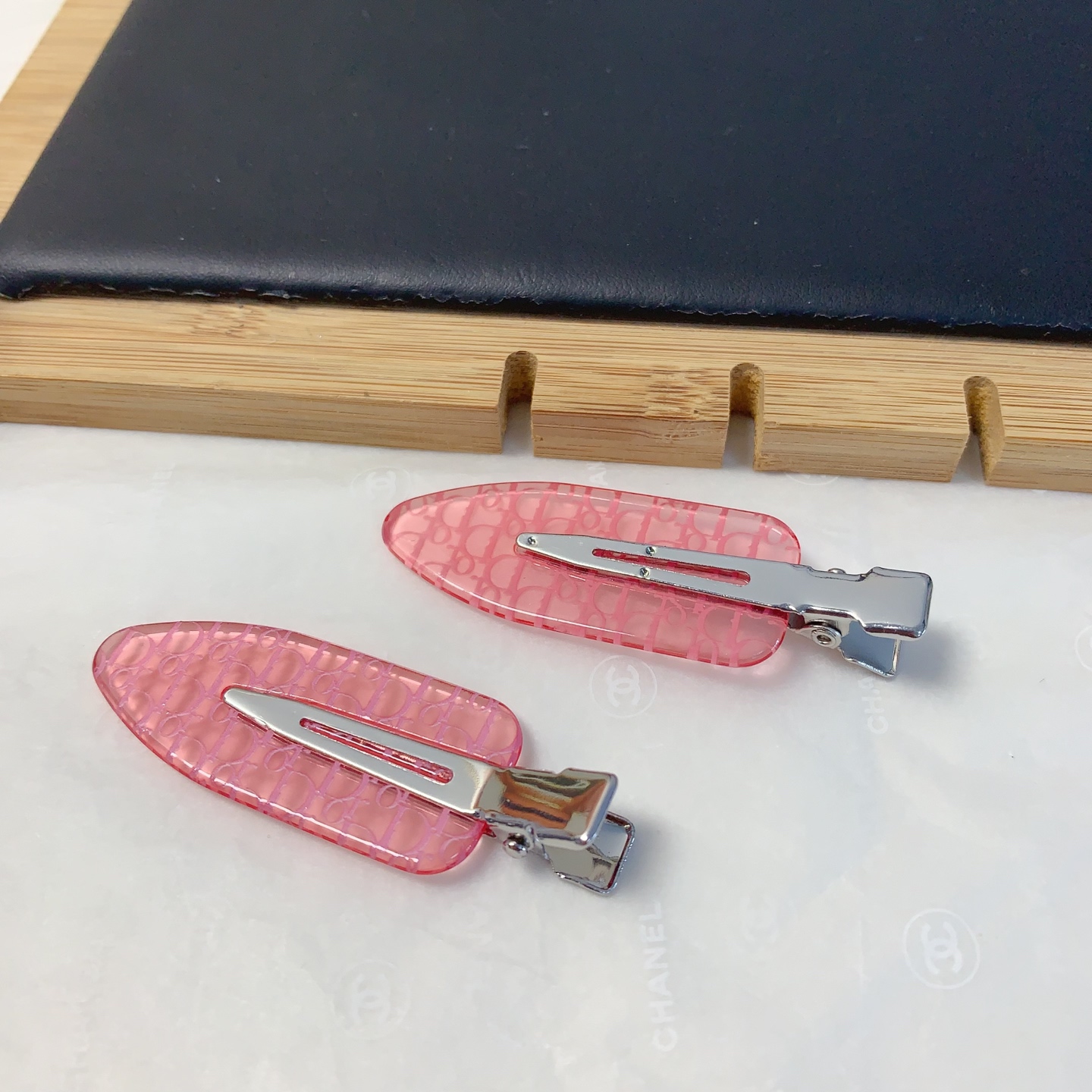  Dior迪奥
Dior发夹
亚克力字母铲子夹压夹边夹日常精致小单品 气质百搭小仙女必入单品 宝藏款 闭