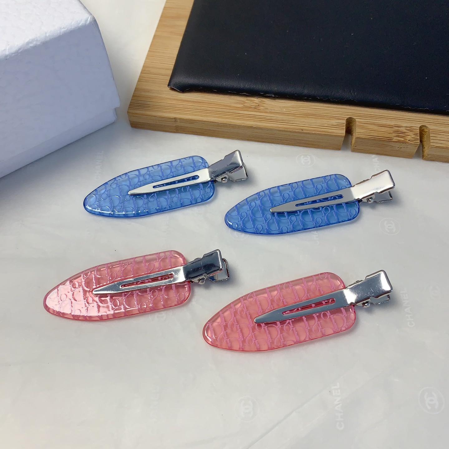  Dior迪奥
Dior发夹
亚克力字母铲子夹压夹边夹日常精致小单品 气质百搭小仙女必入单品 宝藏款 闭