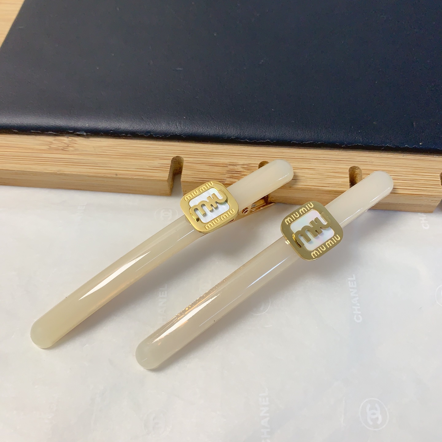  发夹集合
chanel小香
miumiu缪缪
YSL圣罗兰
celine赛琳
钛钢logo压夹边夹日常
