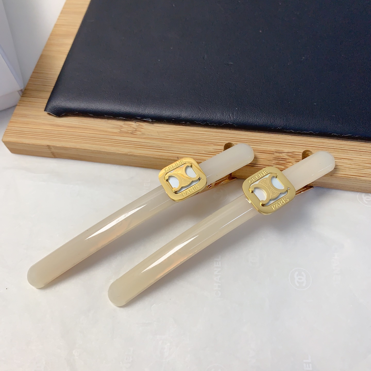 发夹集合
chanel小香
miumiu缪缪
YSL圣罗兰
celine赛琳
钛钢logo压夹边夹日常