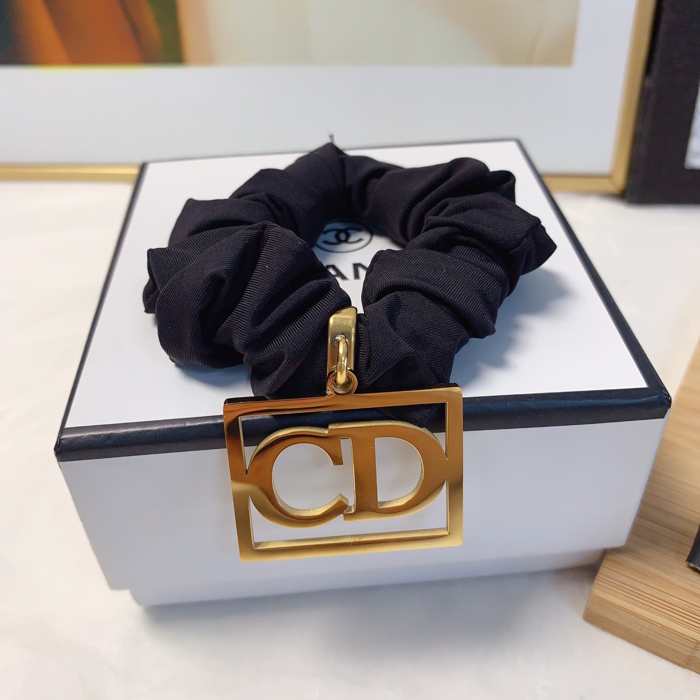  chanel小香
celine赛琳
Dior迪奥皮筋
钛钢吊牌logo皮筋发圈日常精致小单品 气质百搭