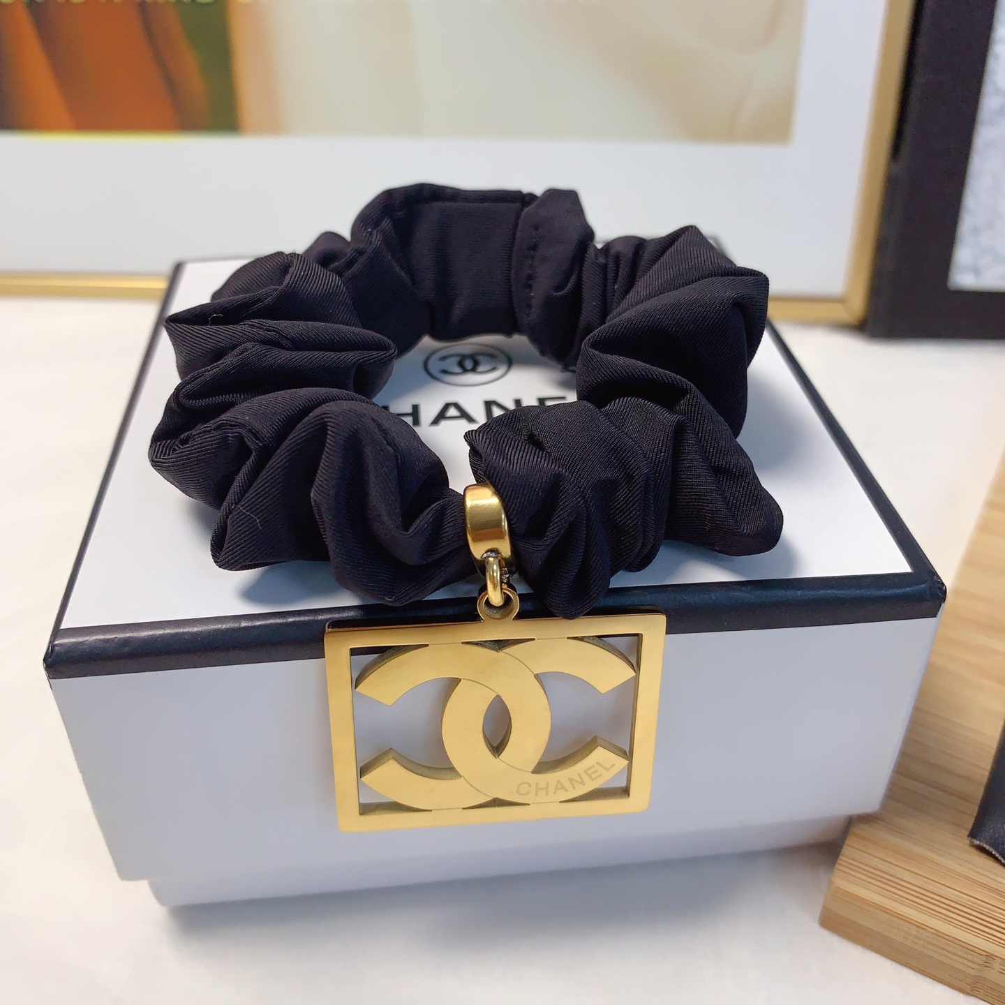  chanel小香
celine赛琳
Dior迪奥皮筋
钛钢吊牌logo皮筋发圈日常精致小单品 气质百搭