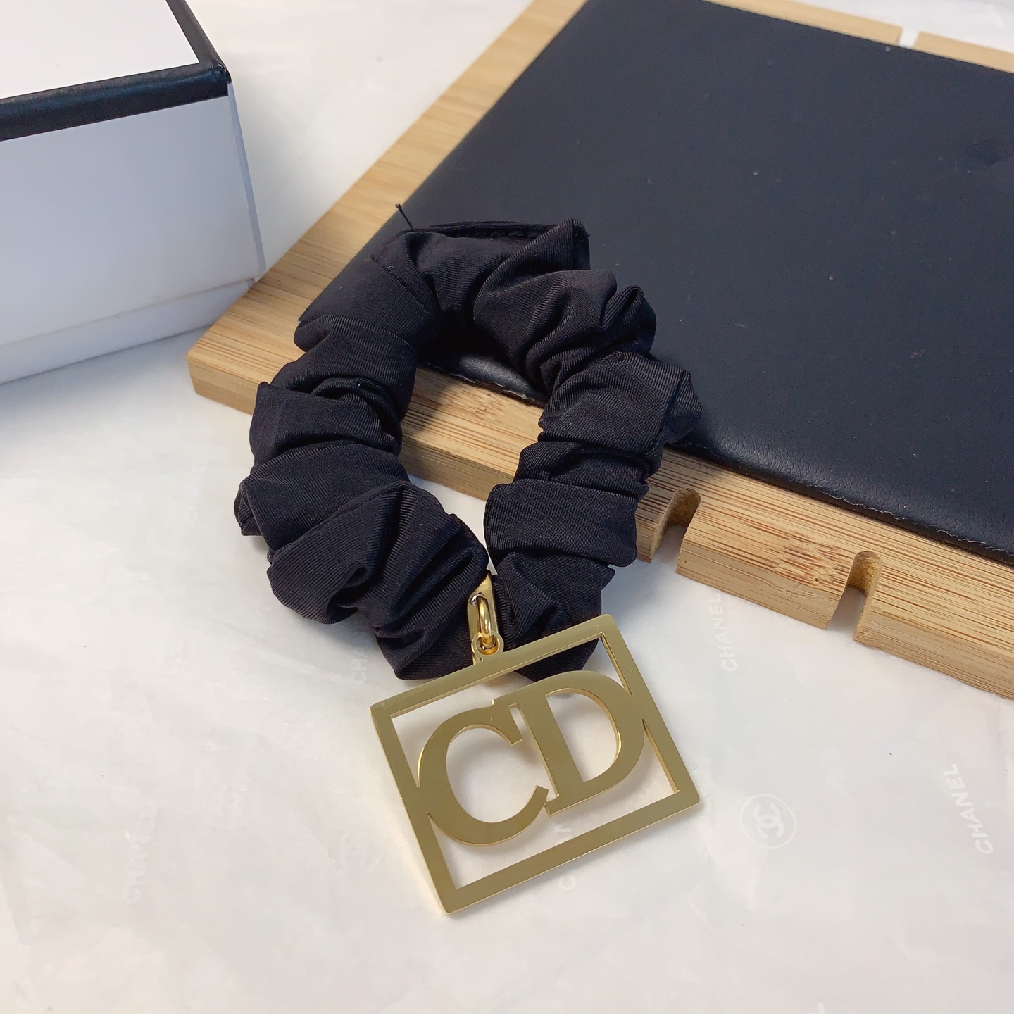  chanel小香
celine赛琳
Dior迪奥皮筋
钛钢吊牌logo皮筋发圈日常精致小单品 气质百搭
