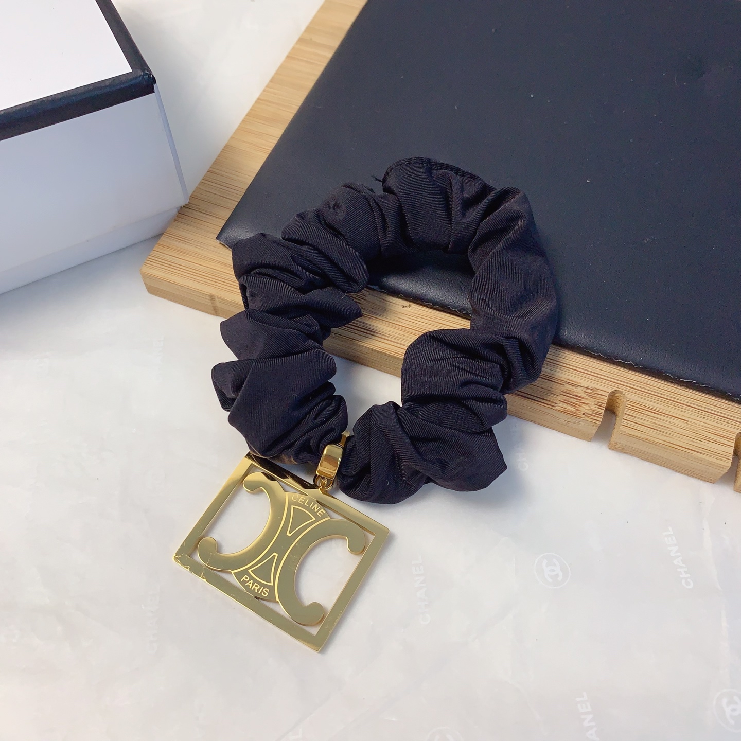  chanel小香
celine赛琳
Dior迪奥皮筋
钛钢吊牌logo皮筋发圈日常精致小单品 气质百搭