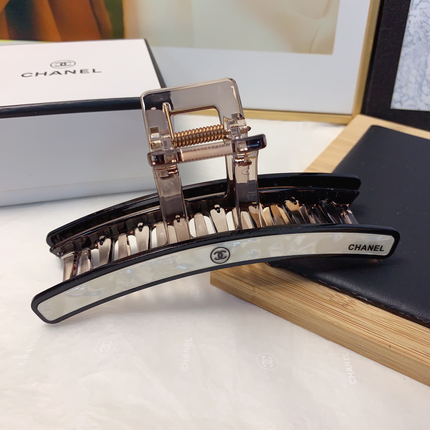  chanel小香
miumiu缪缪
醋酸抓夹气质百搭日常精致小单品 小仙女必入单品 宝藏款 闭眼入🥰推