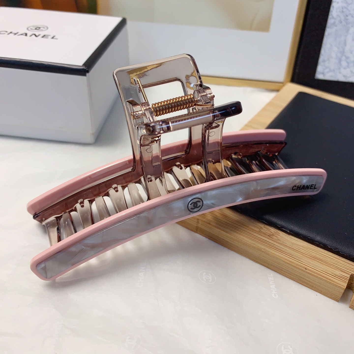  chanel小香
miumiu缪缪
醋酸抓夹气质百搭日常精致小单品 小仙女必入单品 宝藏款 闭眼入🥰推