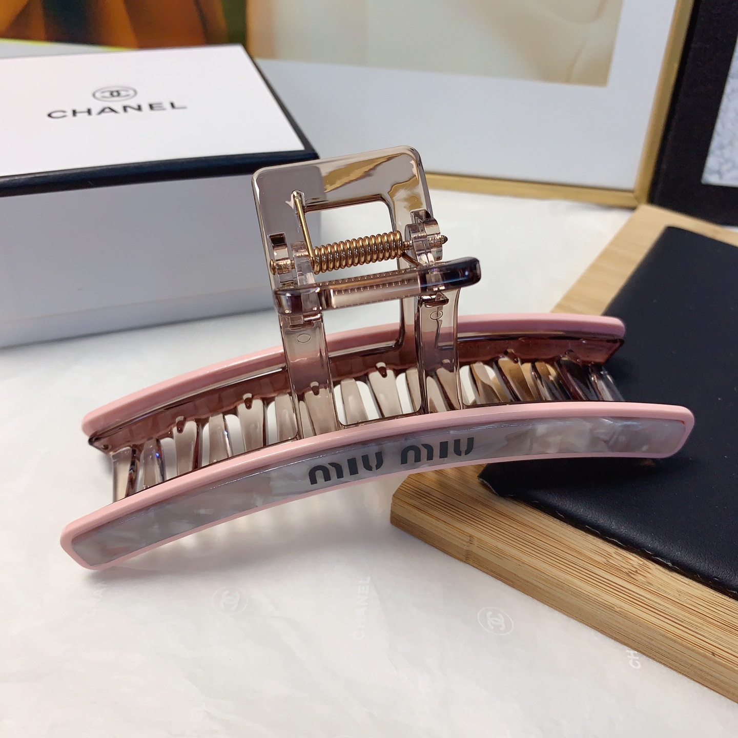  chanel小香
miumiu缪缪
醋酸抓夹气质百搭日常精致小单品 小仙女必入单品 宝藏款 闭眼入🥰推