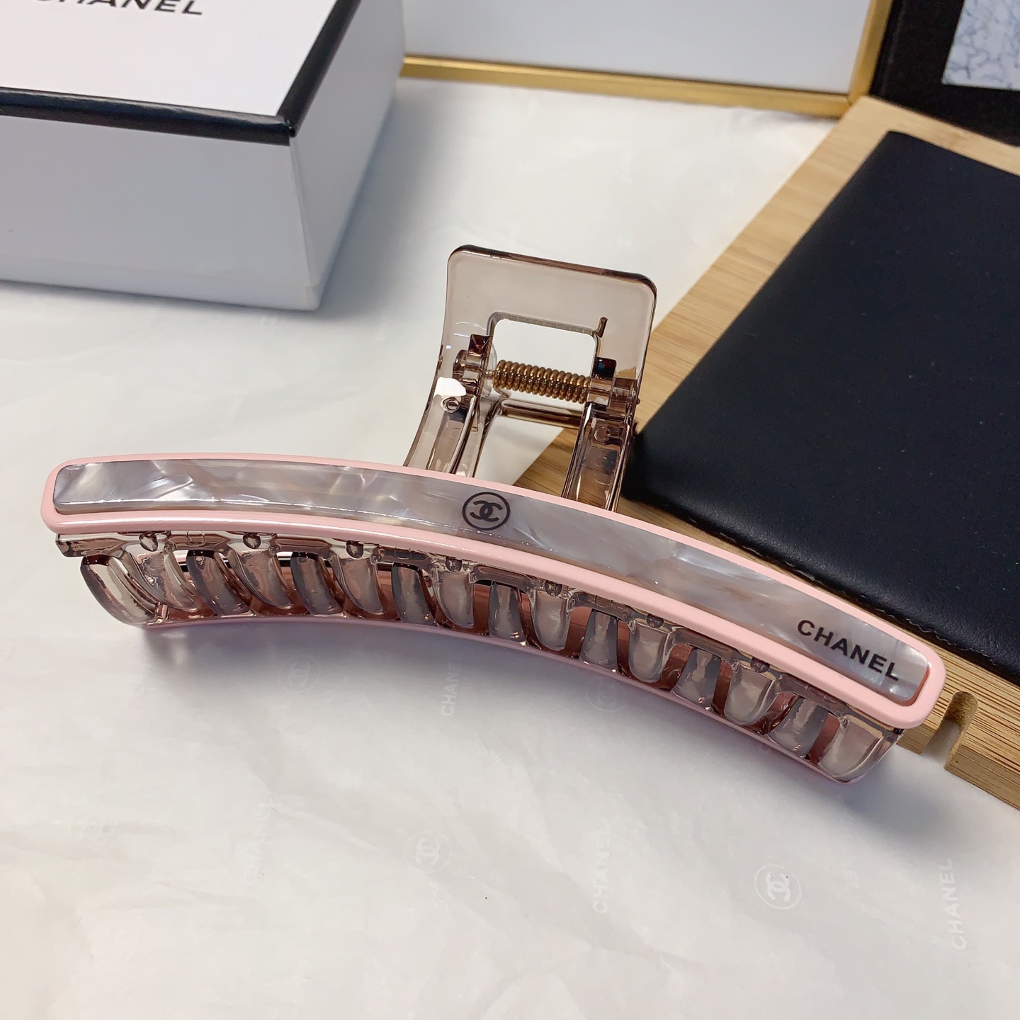  chanel小香
miumiu缪缪
醋酸抓夹气质百搭日常精致小单品 小仙女必入单品 宝藏款 闭眼入🥰推