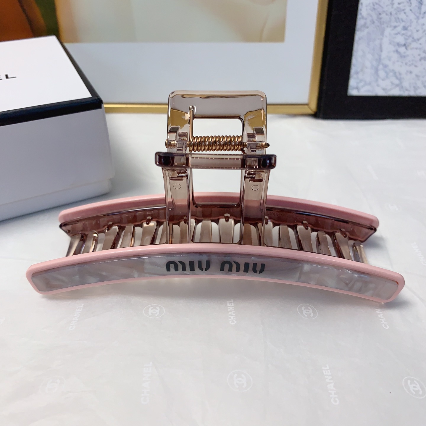  chanel小香
miumiu缪缪
醋酸抓夹气质百搭日常精致小单品 小仙女必入单品 宝藏款 闭眼入🥰推