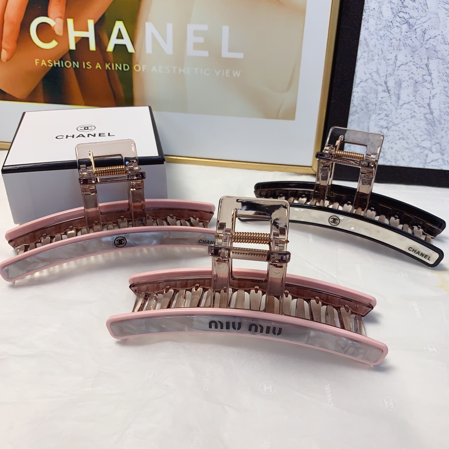  chanel小香
miumiu缪缪
醋酸抓夹气质百搭日常精致小单品 小仙女必入单品 宝藏款 闭眼入🥰推