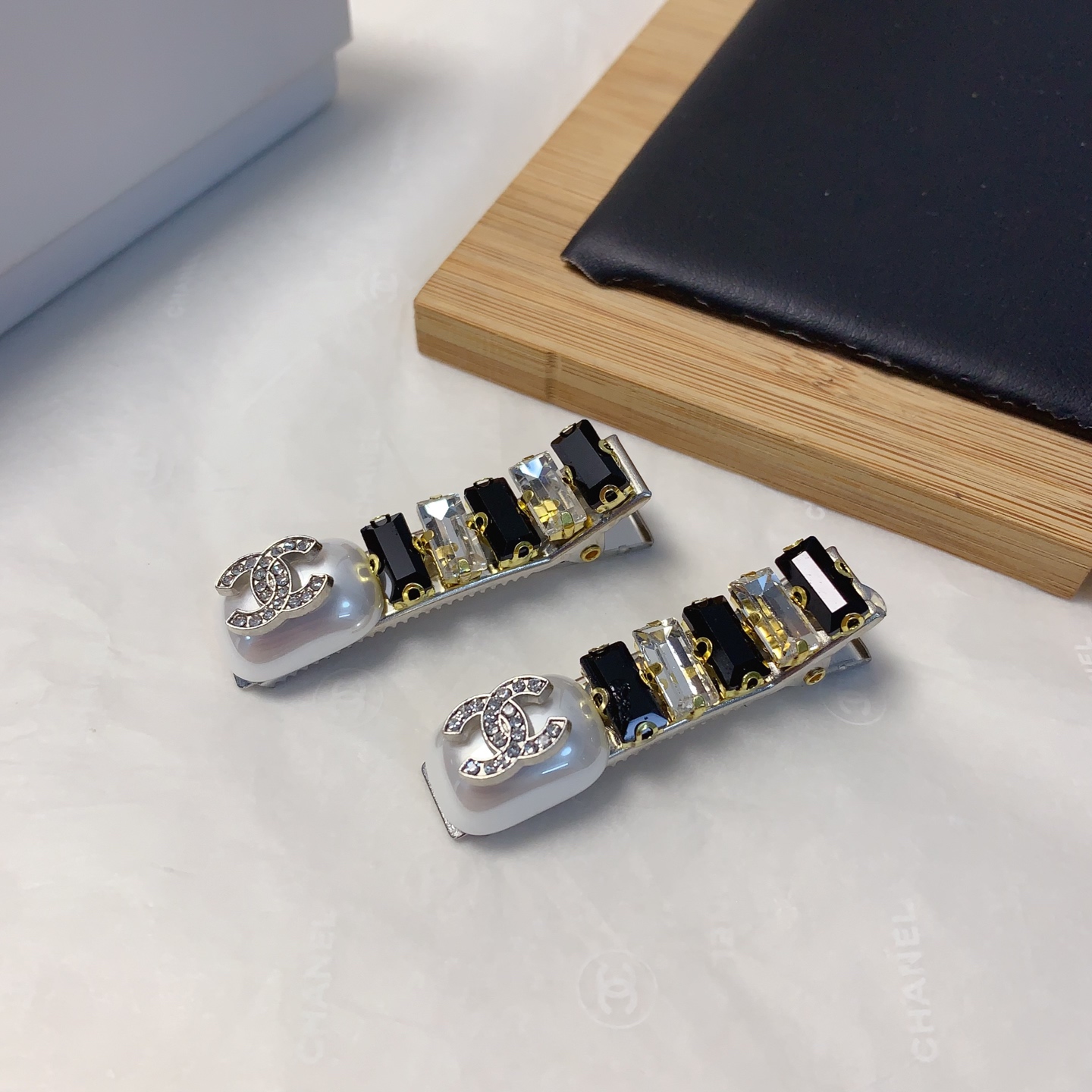  chanel小香
YSL圣罗兰
celine赛琳
方形捷克钻珍珠logo压夹边夹日常精致小单品 气质百