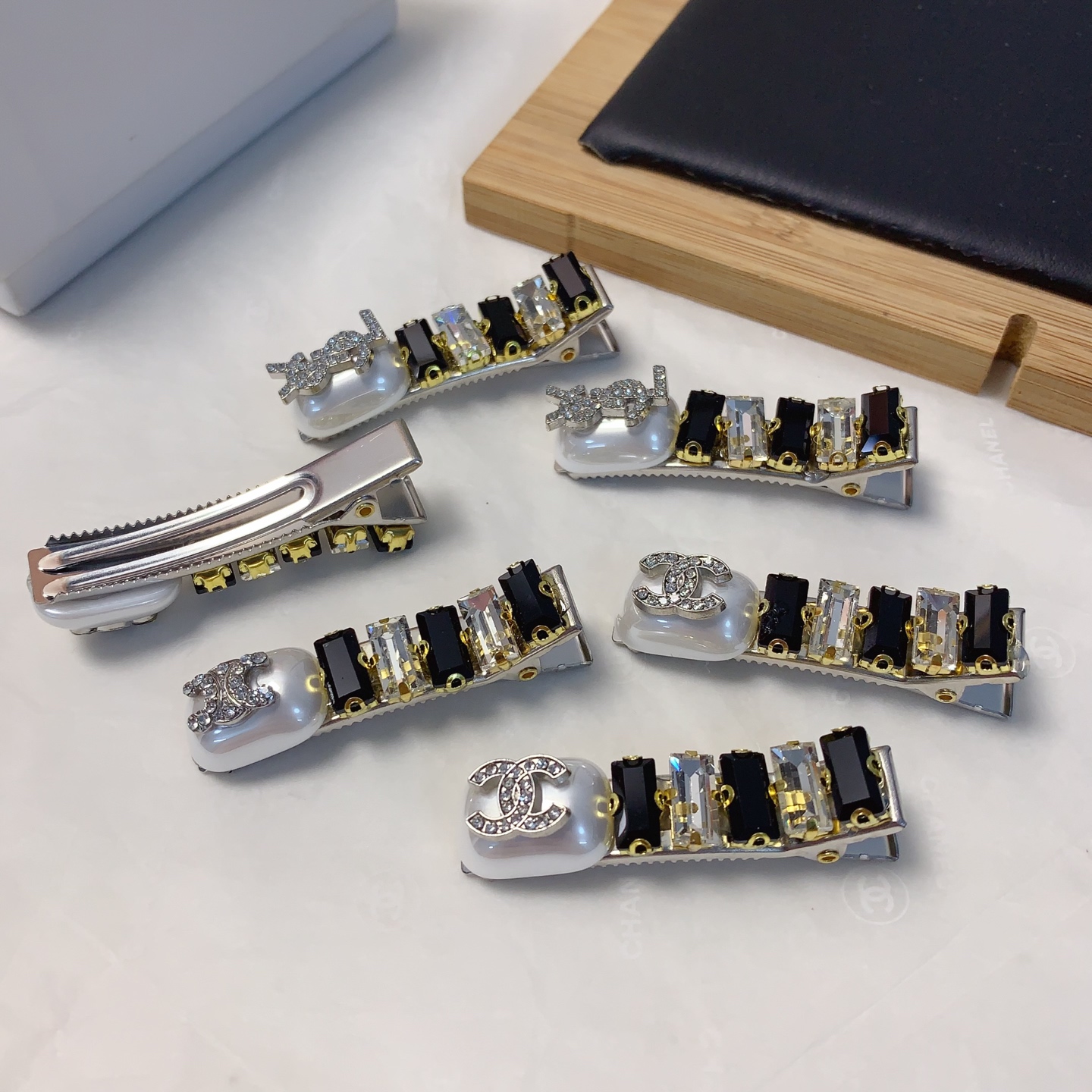  chanel小香
YSL圣罗兰
celine赛琳
方形捷克钻珍珠logo压夹边夹日常精致小单品 气质百