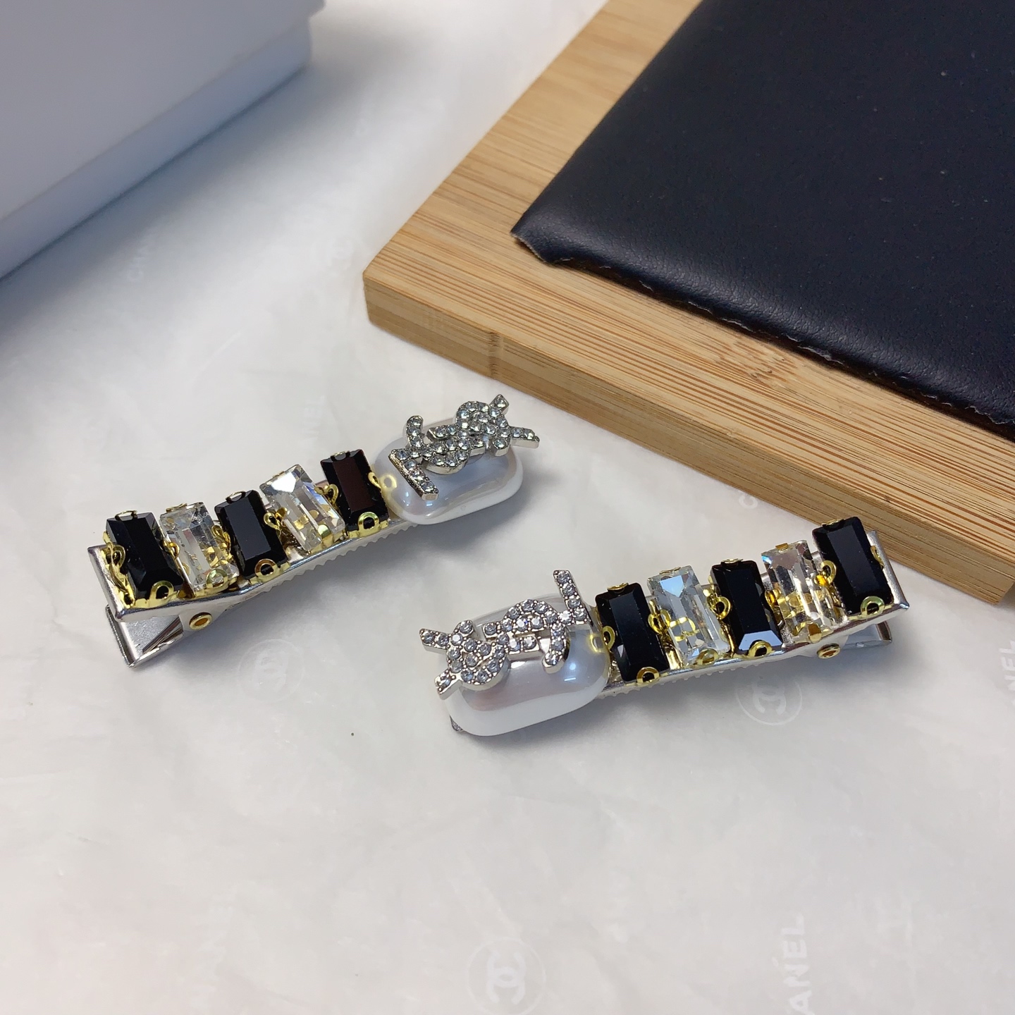  chanel小香
YSL圣罗兰
celine赛琳
方形捷克钻珍珠logo压夹边夹日常精致小单品 气质百