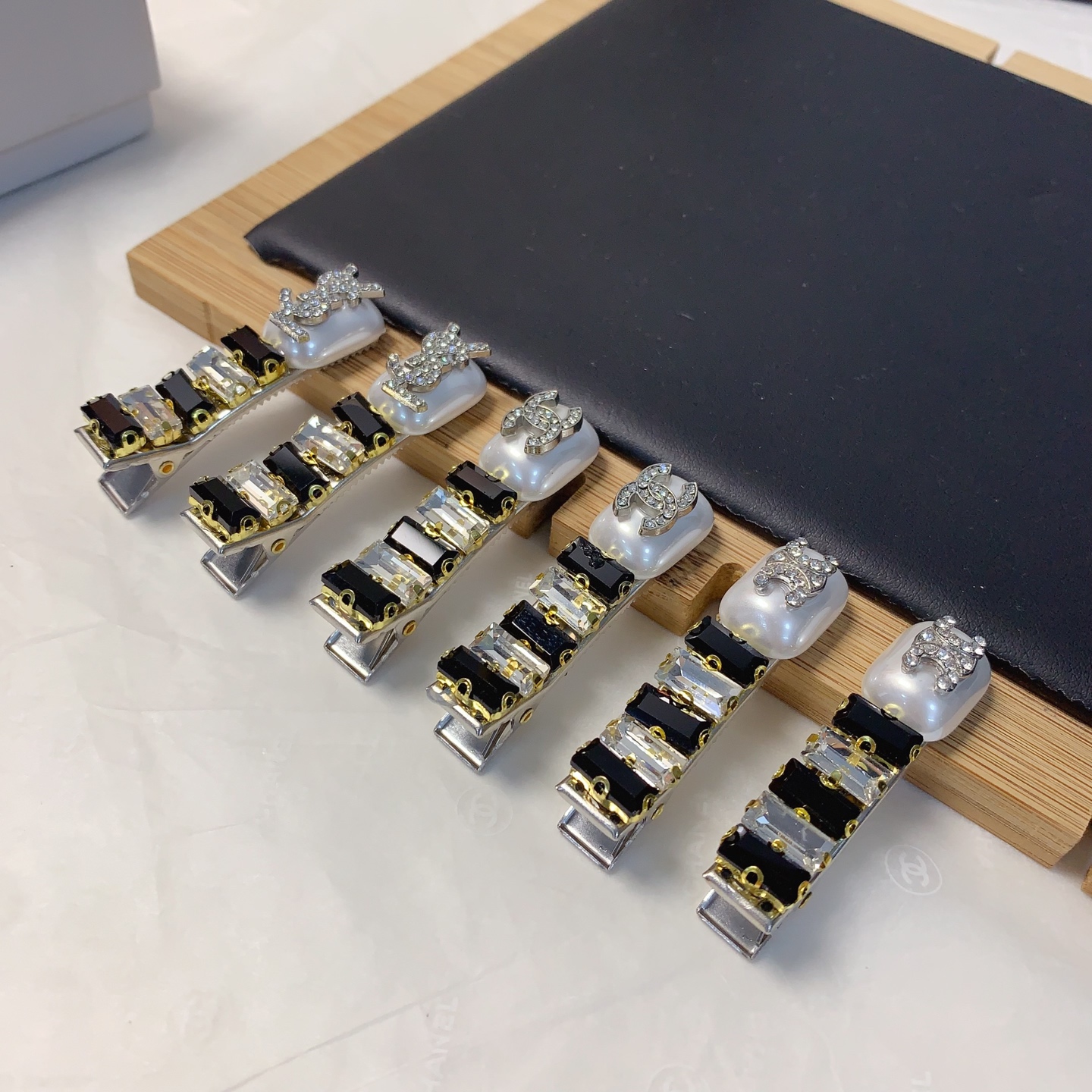  chanel小香
YSL圣罗兰
celine赛琳
方形捷克钻珍珠logo压夹边夹日常精致小单品 气质百