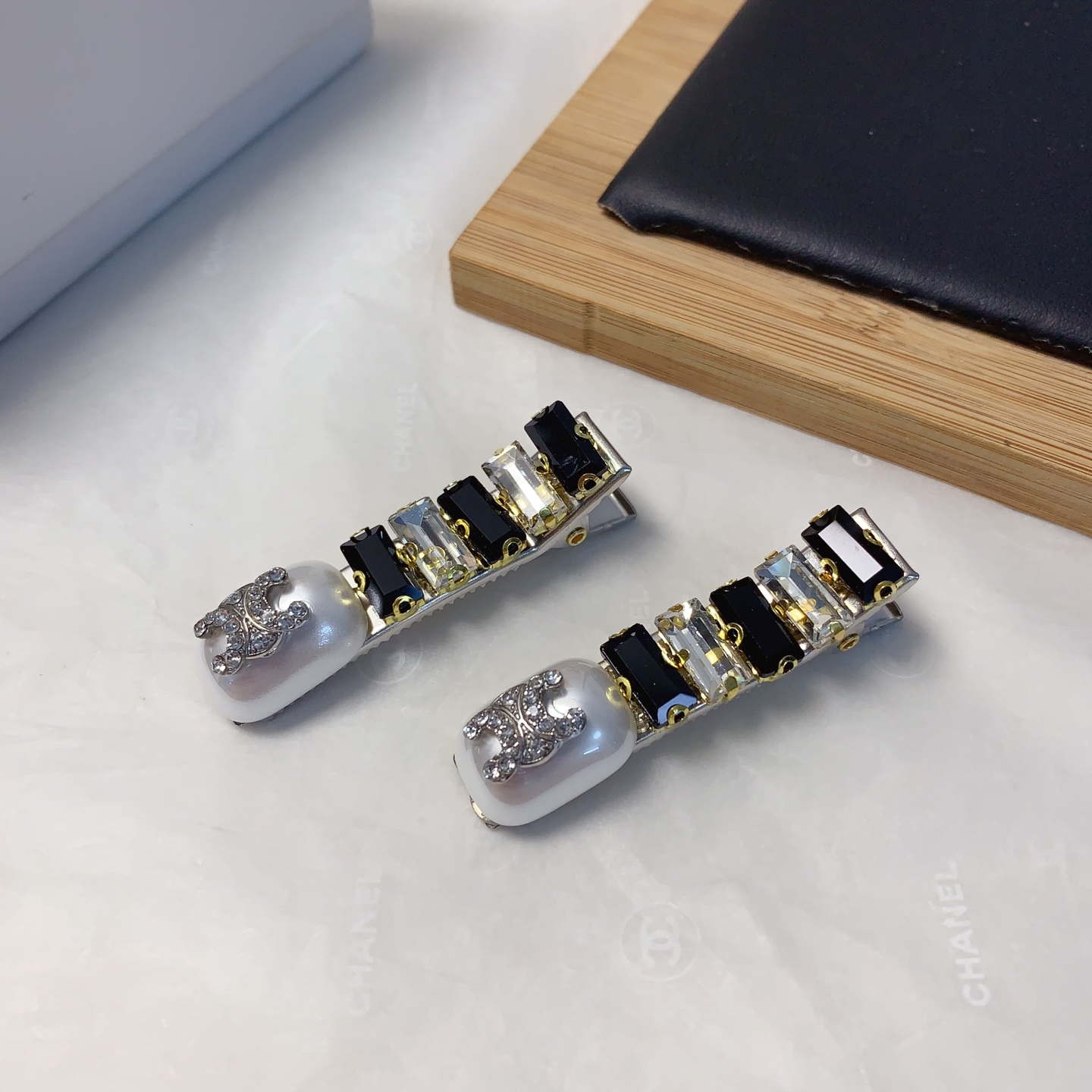  chanel小香
YSL圣罗兰
celine赛琳
方形捷克钻珍珠logo压夹边夹日常精致小单品 气质百