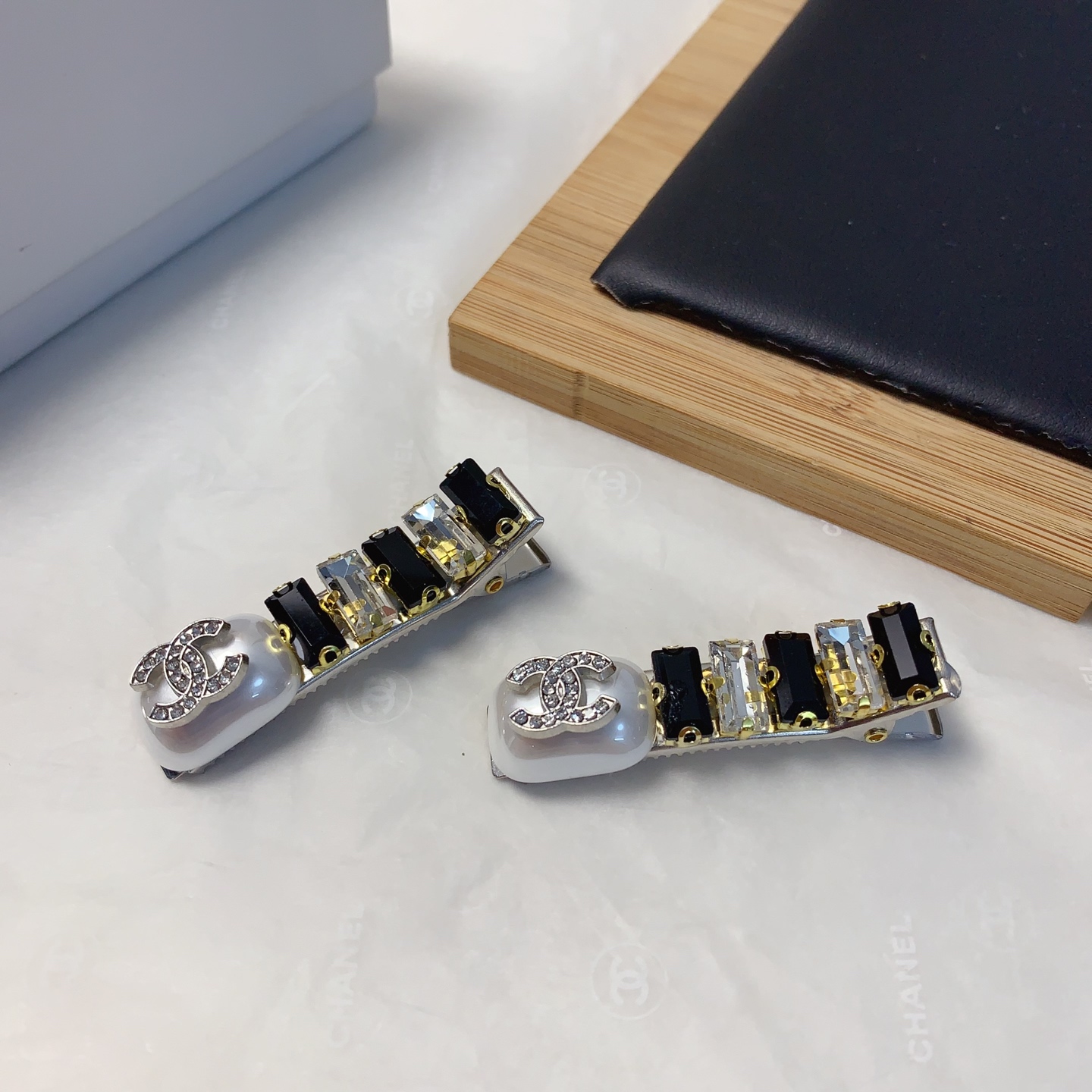  chanel小香
YSL圣罗兰
celine赛琳
方形捷克钻珍珠logo压夹边夹日常精致小单品 气质百