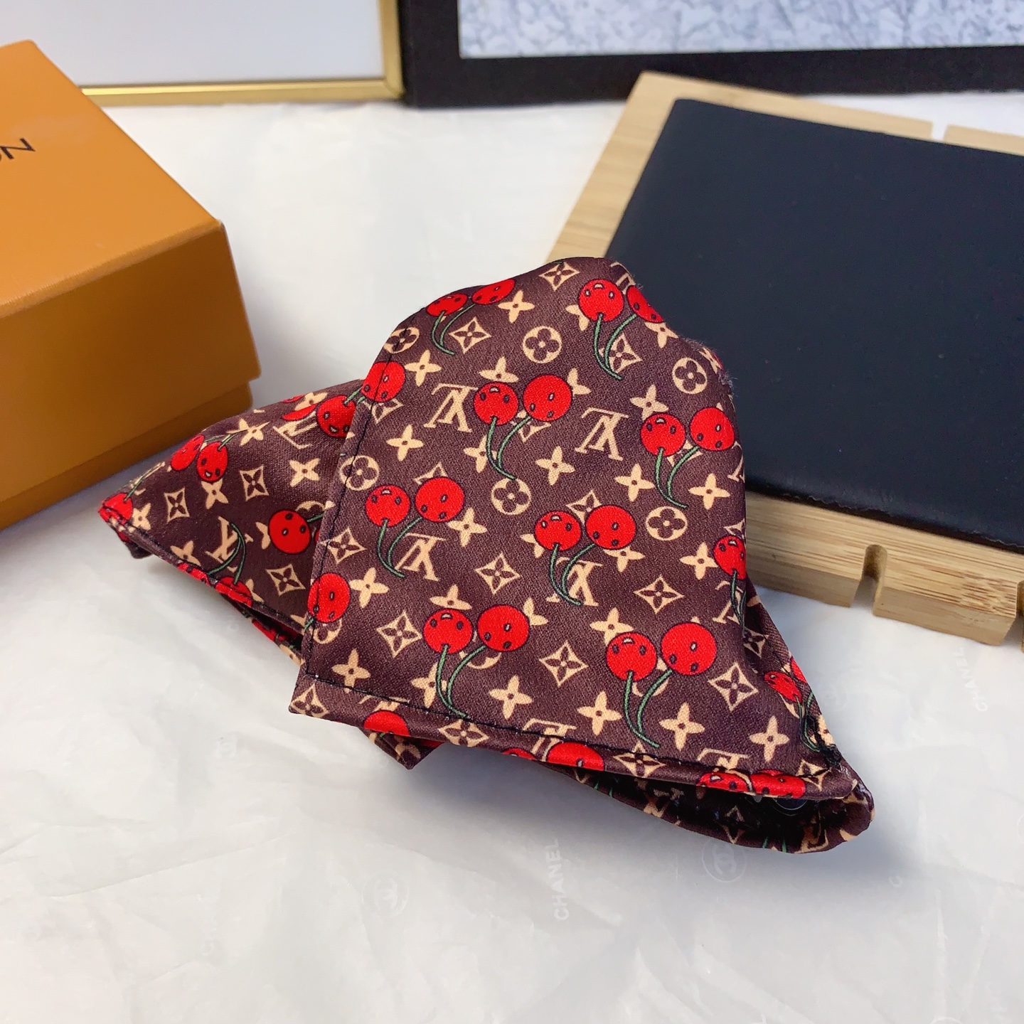  LV路易威登
驴牌抓夹
车厘子三角形抓夹气质百搭日常精致小单品 小仙女必入单品 宝藏款 闭眼入🥰推荐款