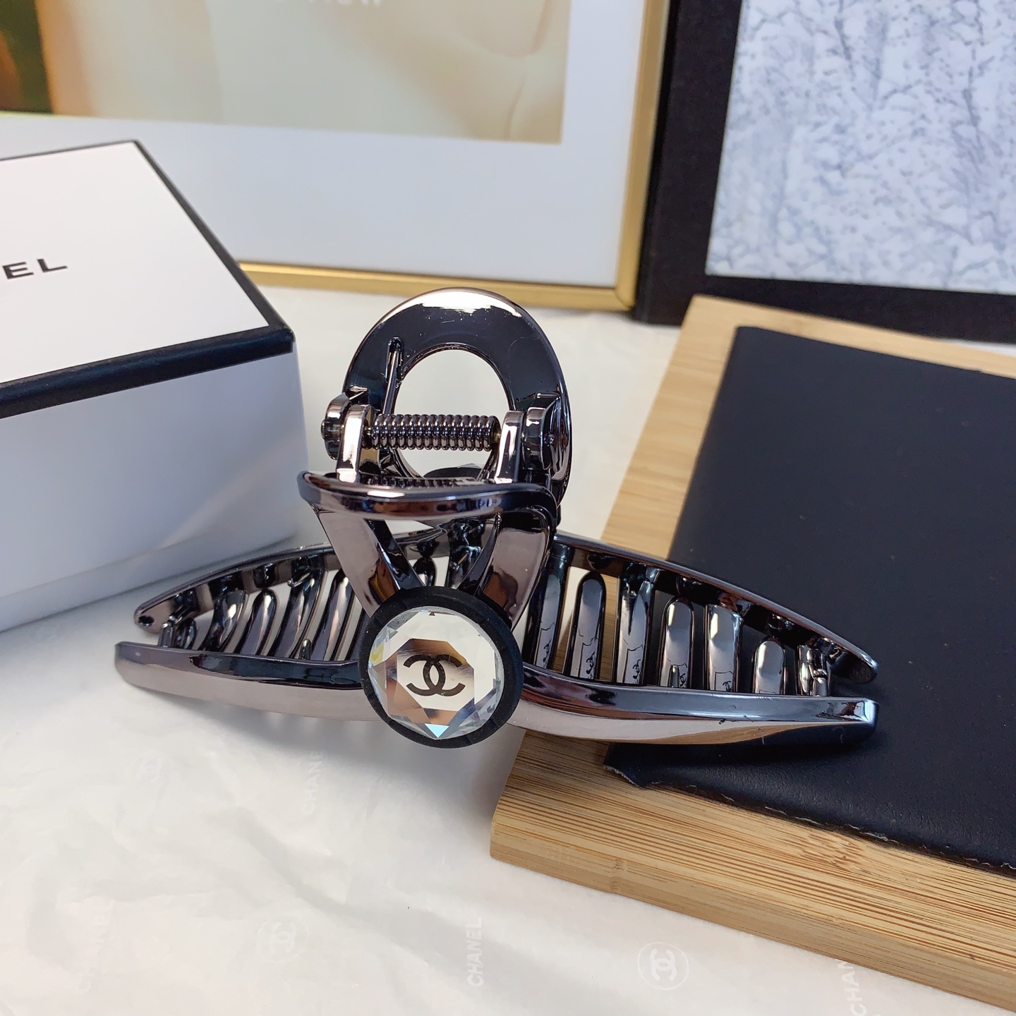  chanel小香
chanel抓夹
八心八箭➹钻抓夹气质百搭日常精致小单品 小仙女必入单品 宝藏款 闭