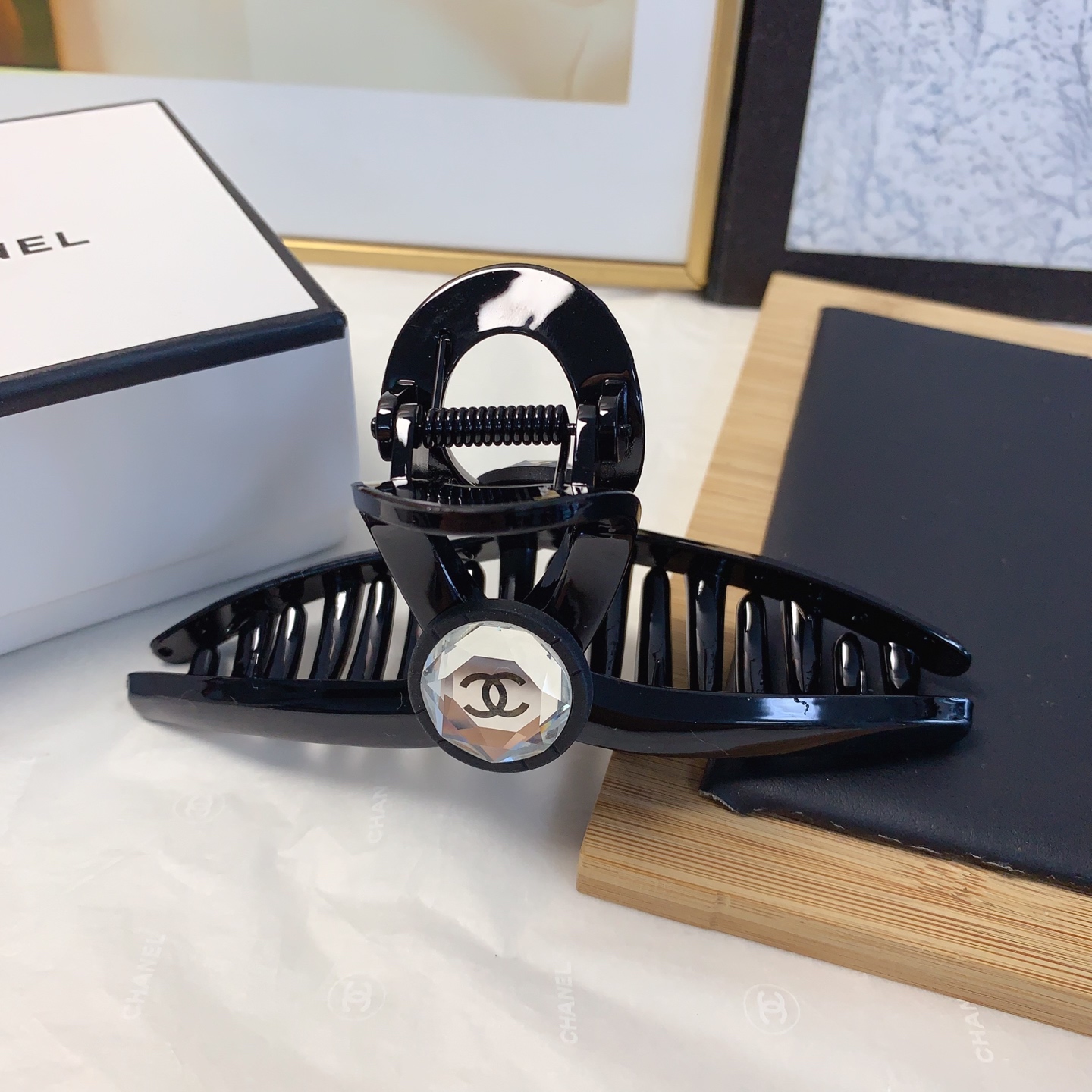  chanel小香
chanel抓夹
八心八箭➹钻抓夹气质百搭日常精致小单品 小仙女必入单品 宝藏款 闭