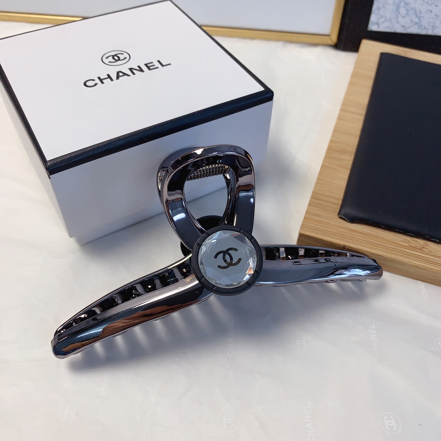  chanel小香
chanel抓夹
八心八箭➹钻抓夹气质百搭日常精致小单品 小仙女必入单品 宝藏款 闭