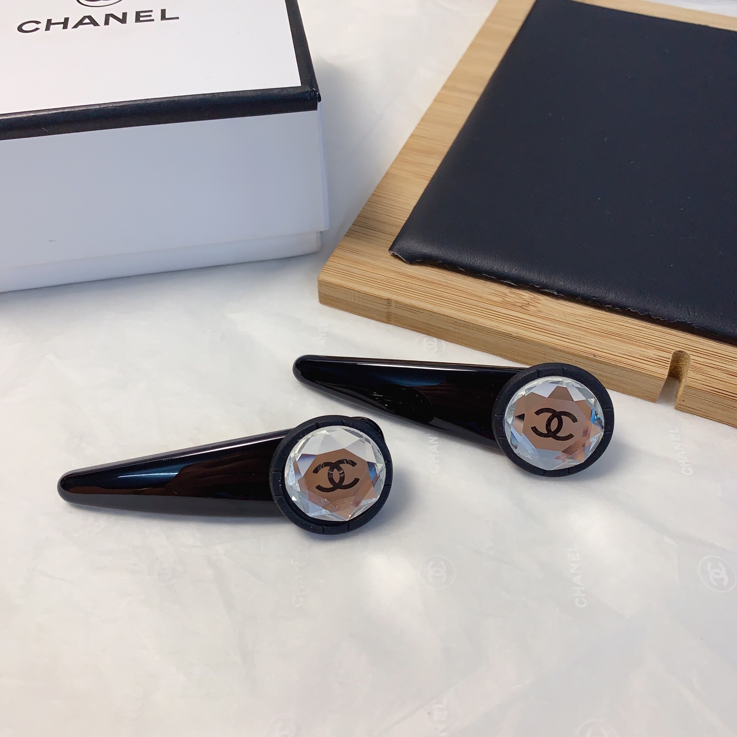  chanel小香
chanel发夹
八心八箭➹➹➹压夹边夹日常精致小单品 气质百搭小仙女必入单品 宝藏