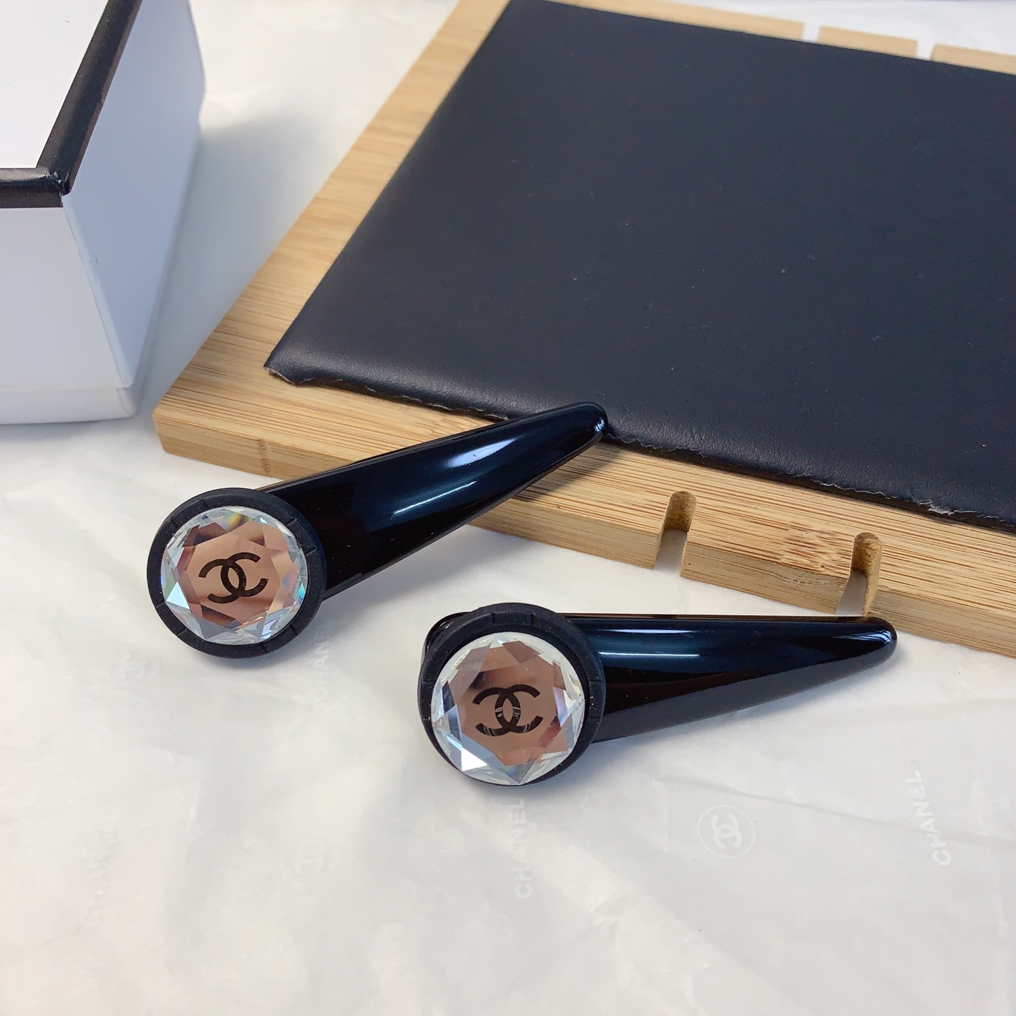  chanel小香
chanel发夹
八心八箭➹➹➹压夹边夹日常精致小单品 气质百搭小仙女必入单品 宝藏