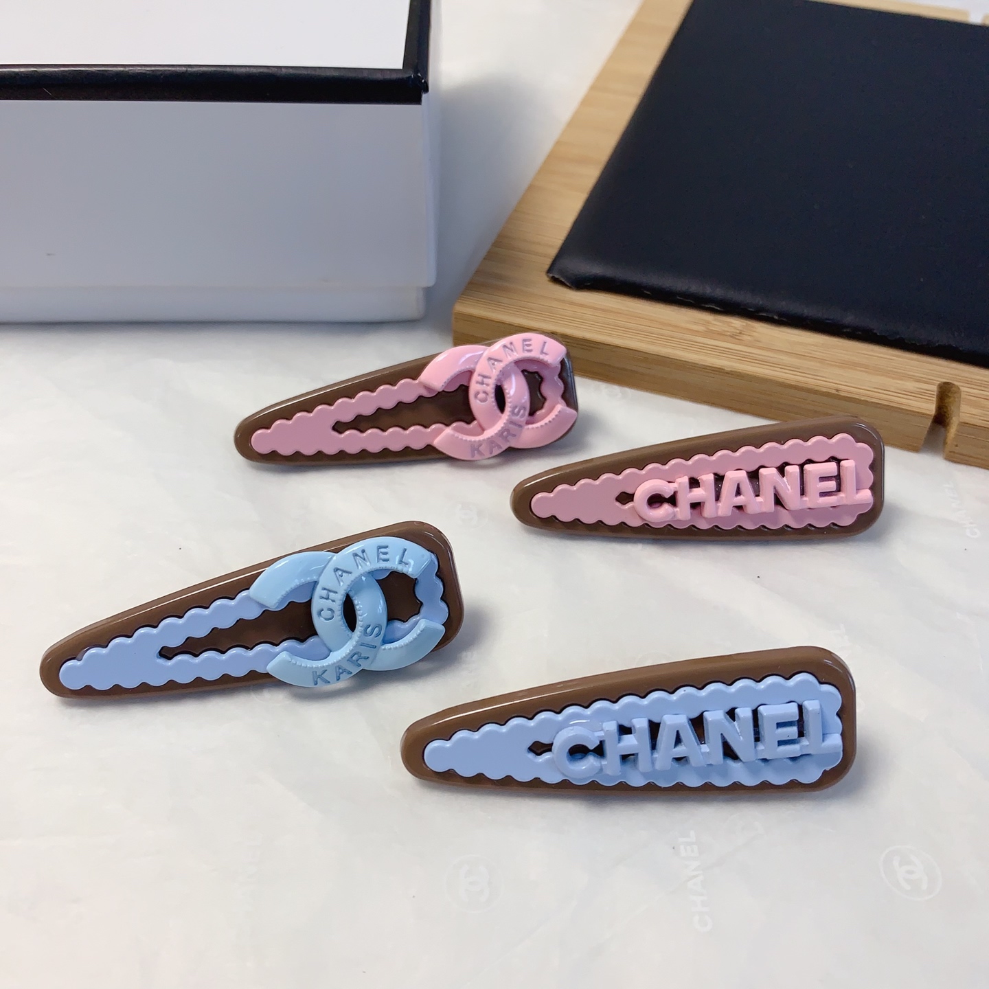  chanel小香
chanel发夹
字母压夹边夹日常精致小单品 气质百搭小仙女必入单品 宝藏款 闭眼入