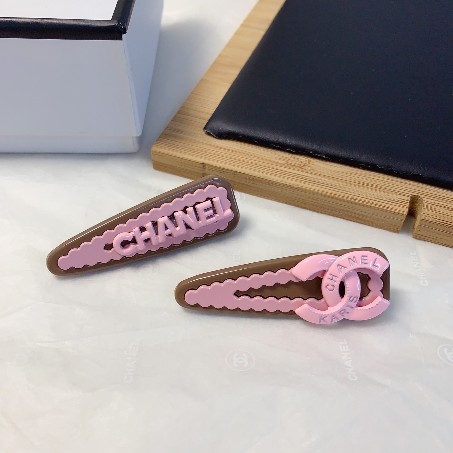  chanel小香
chanel发夹
字母压夹边夹日常精致小单品 气质百搭小仙女必入单品 宝藏款 闭眼入