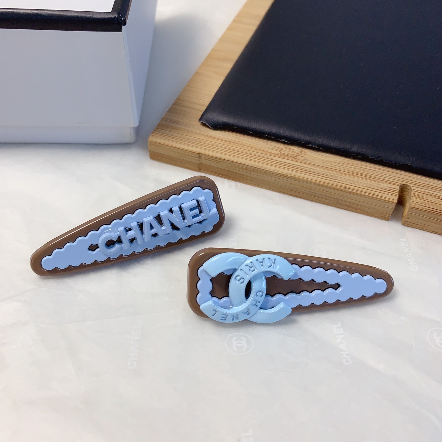  chanel小香
chanel发夹
字母压夹边夹日常精致小单品 气质百搭小仙女必入单品 宝藏款 闭眼入