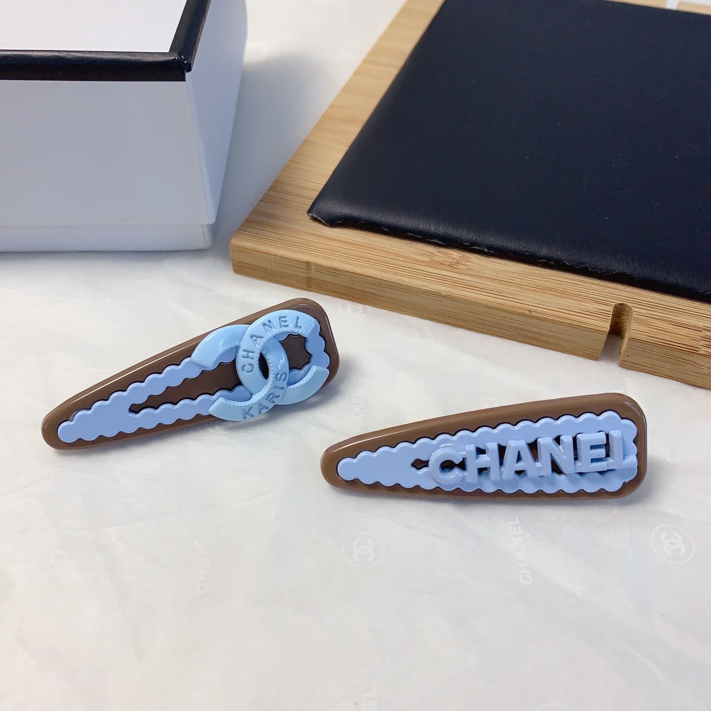  chanel小香
chanel发夹
字母压夹边夹日常精致小单品 气质百搭小仙女必入单品 宝藏款 闭眼入