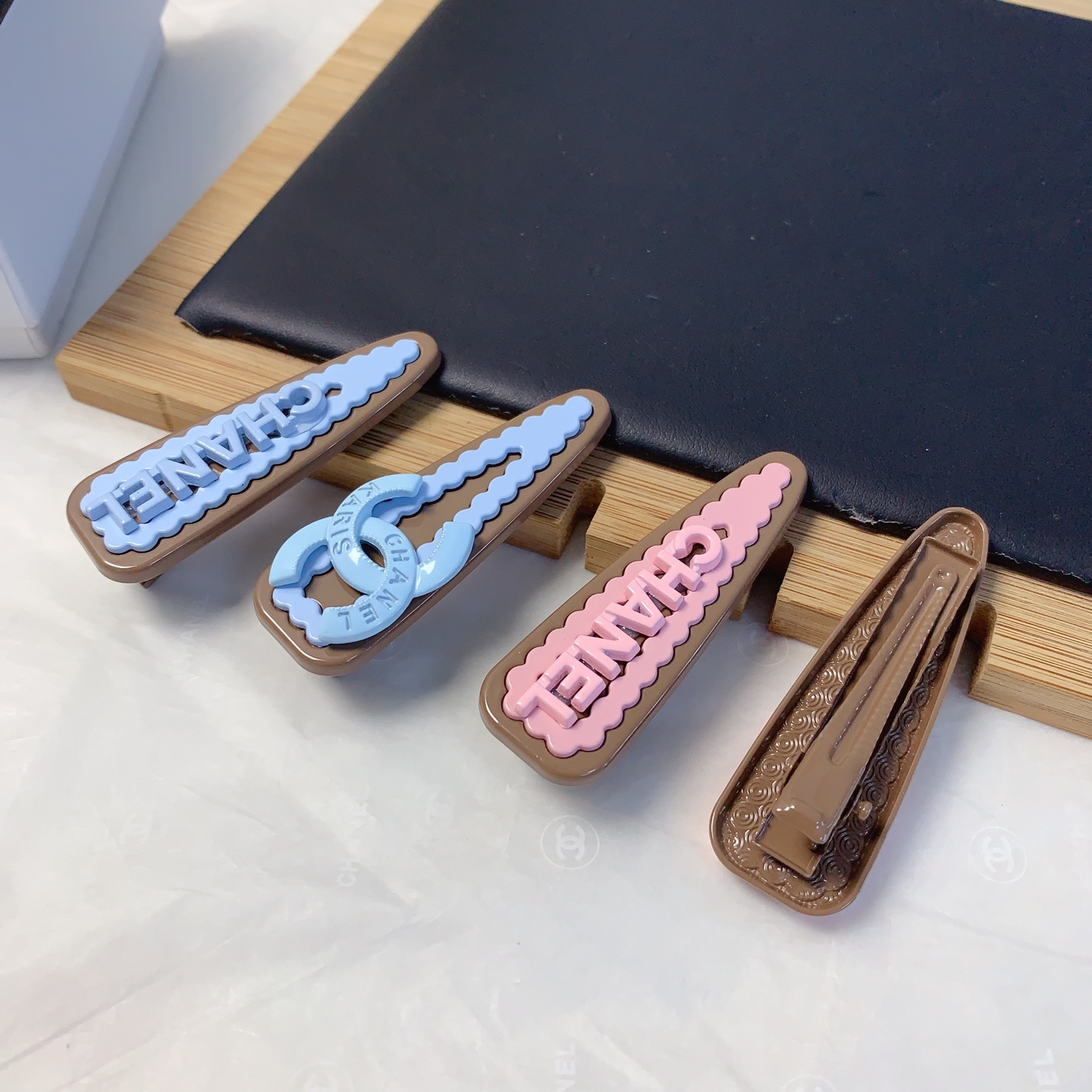  chanel小香
chanel发夹
字母压夹边夹日常精致小单品 气质百搭小仙女必入单品 宝藏款 闭眼入