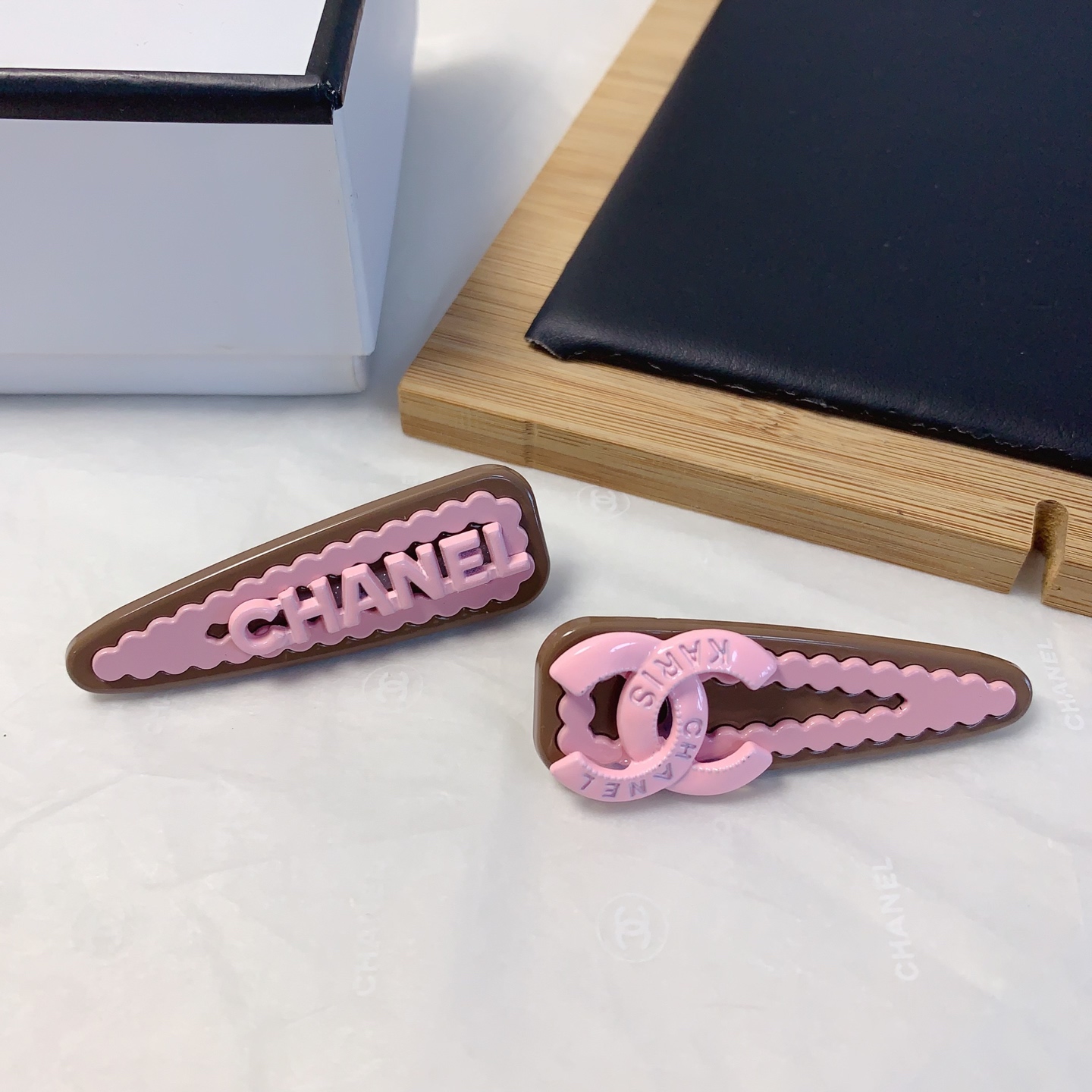  chanel小香
chanel发夹
字母压夹边夹日常精致小单品 气质百搭小仙女必入单品 宝藏款 闭眼入