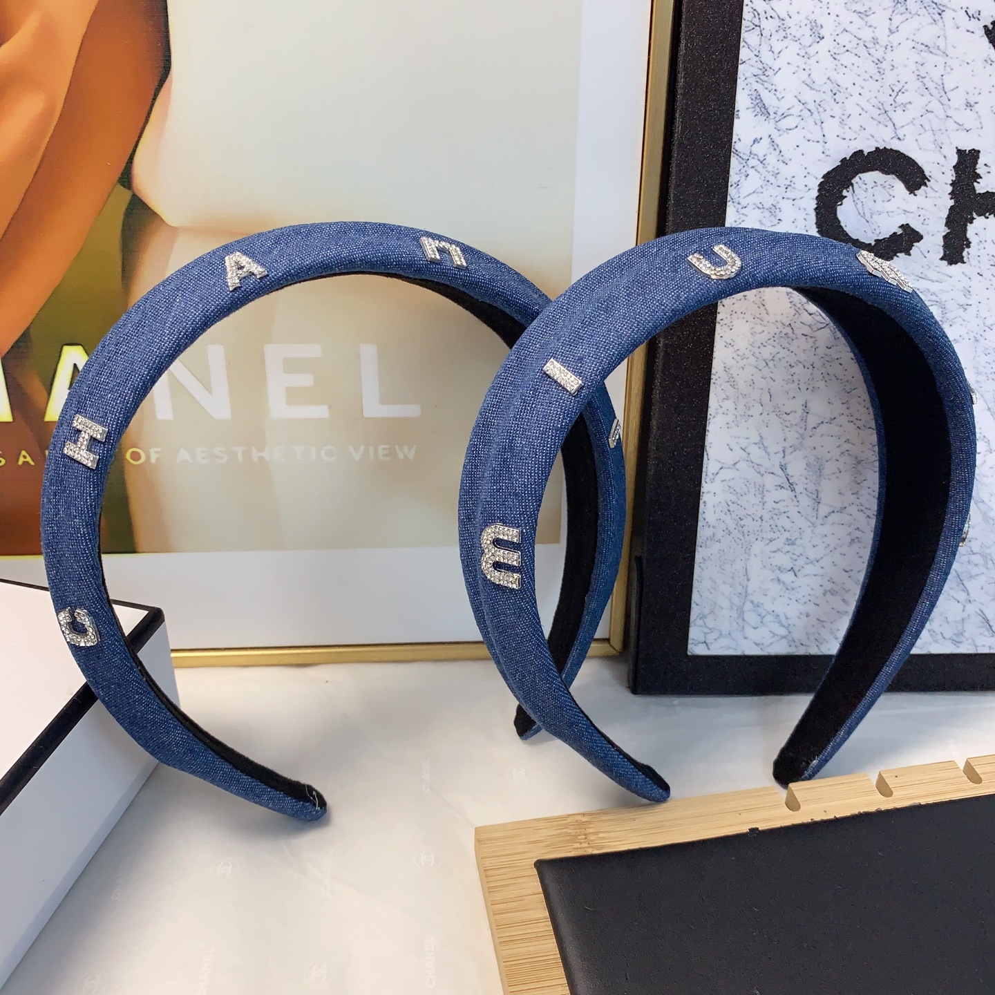  chanel小香
小香发箍
宽版镶钻字母牛仔发箍欧美时尚风发箍气质百搭小仙女必入单品名媛风十足～宝藏款