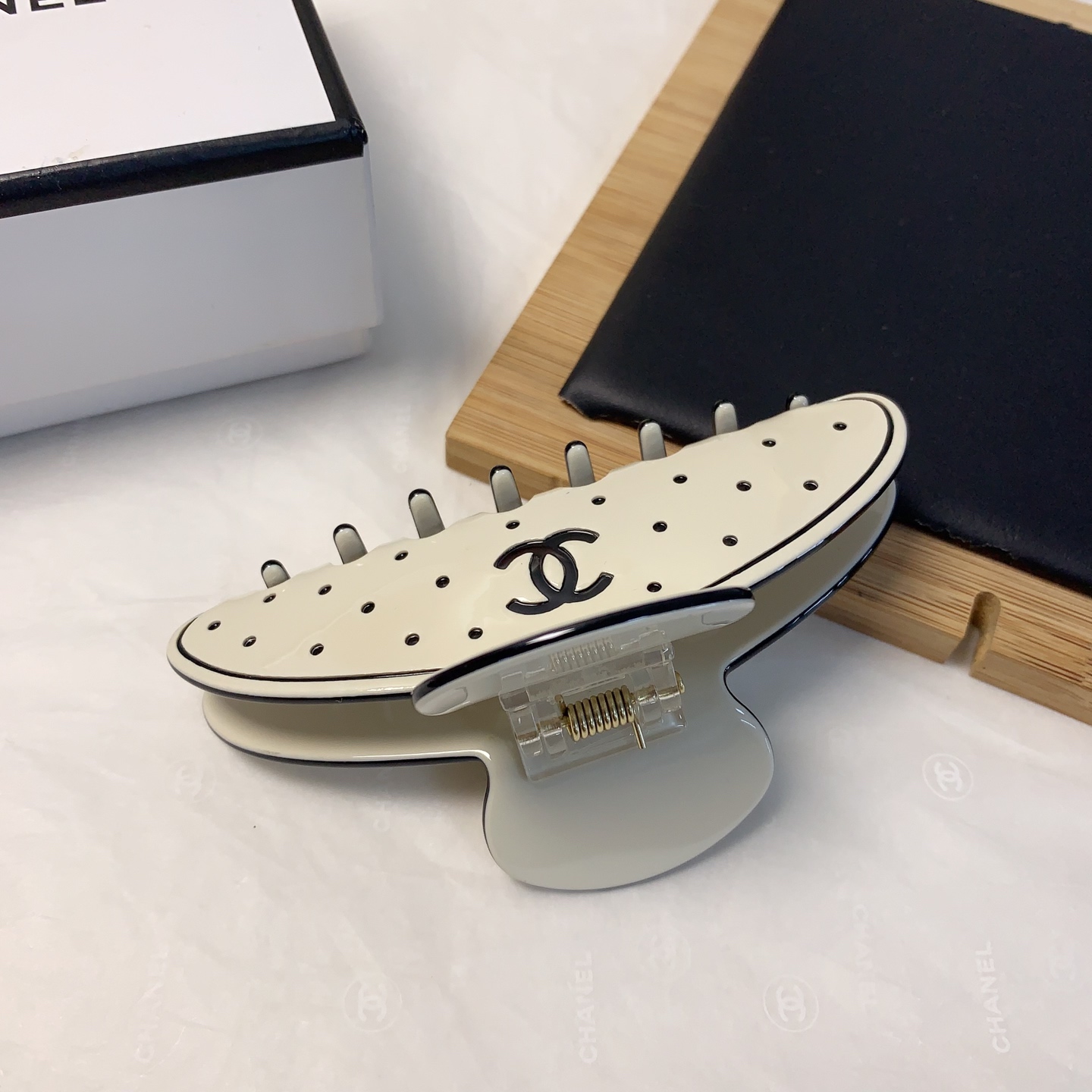 chanel小香
chanel抓夹
醋酸抓夹气质百搭日常精致小单品 小仙女必入单品 宝藏款 闭眼入🥰推荐