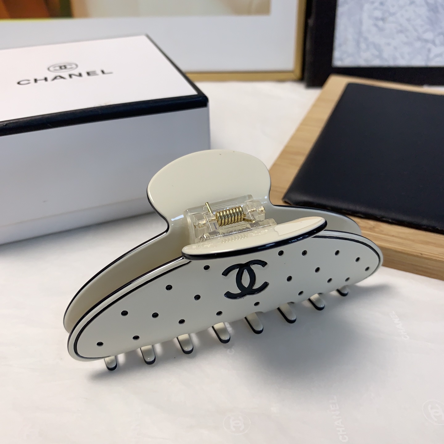 chanel小香
chanel抓夹
醋酸抓夹气质百搭日常精致小单品 小仙女必入单品 宝藏款 闭眼入🥰推荐