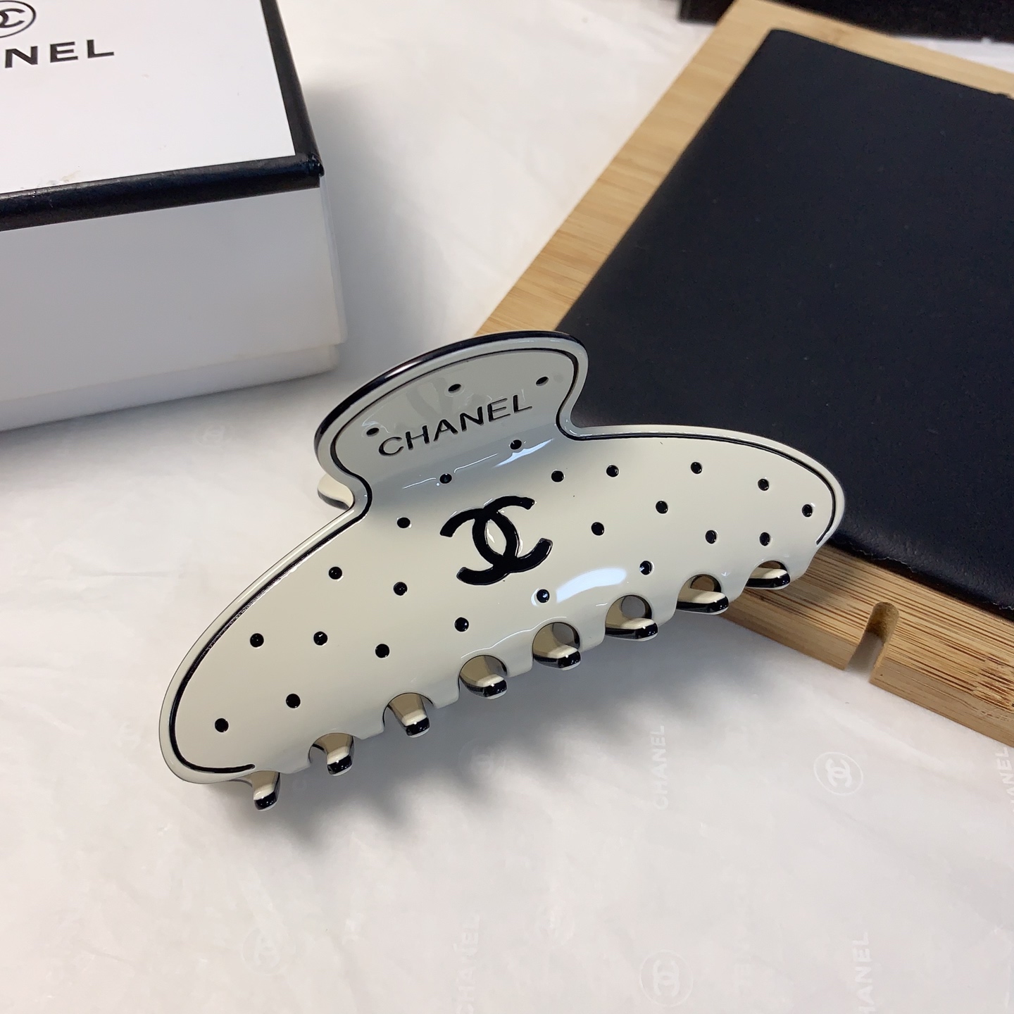 chanel小香
chanel抓夹
醋酸抓夹气质百搭日常精致小单品 小仙女必入单品 宝藏款 闭眼入🥰推荐