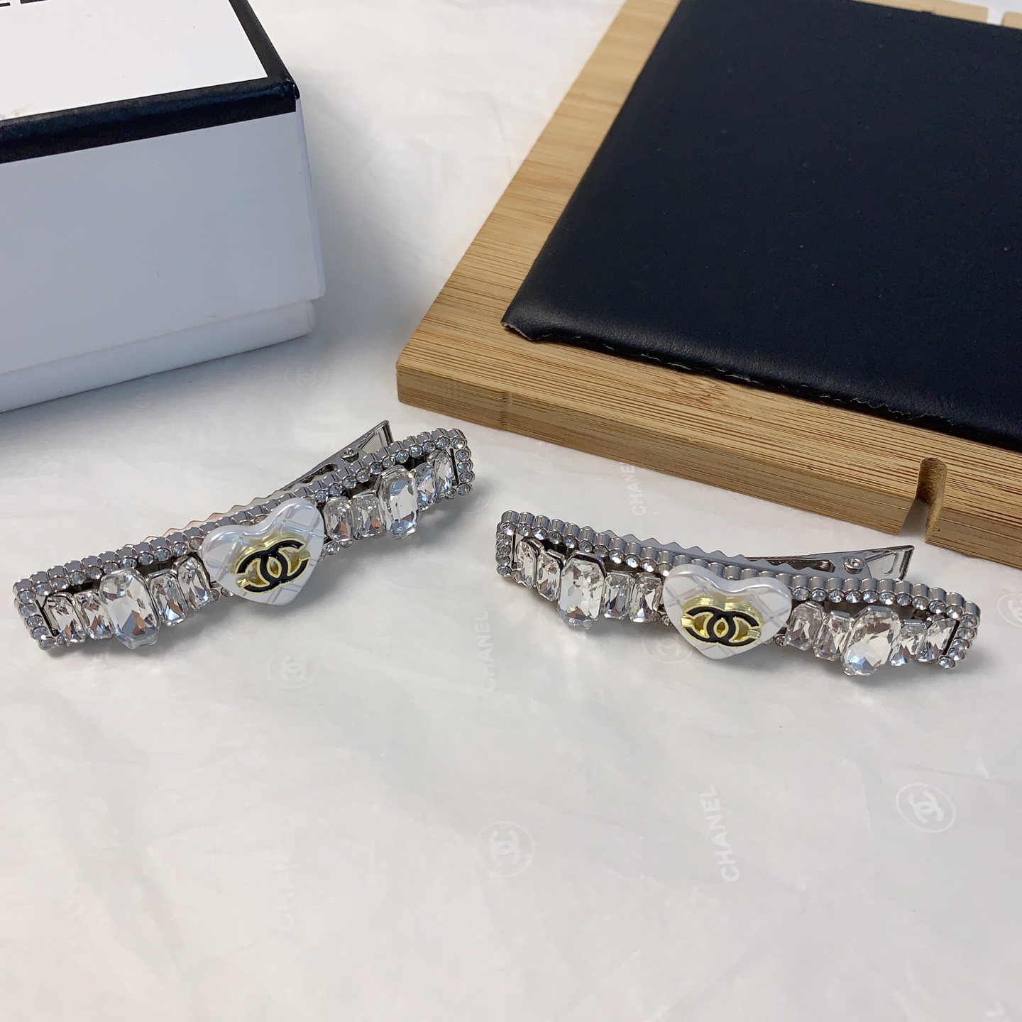 chanel小香
chanel发夹
捷克钻珍珠logo压夹边夹日常精致小单品 气质百搭小仙女必入单品 宝