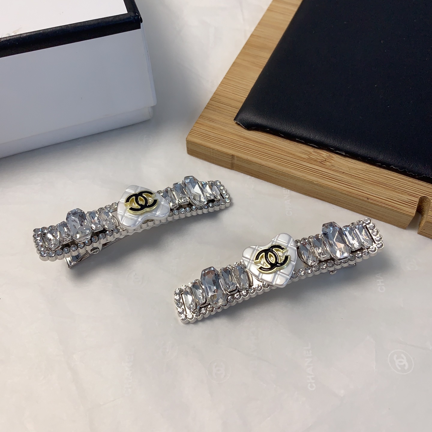 chanel小香
chanel发夹
捷克钻珍珠logo压夹边夹日常精致小单品 气质百搭小仙女必入单品 宝