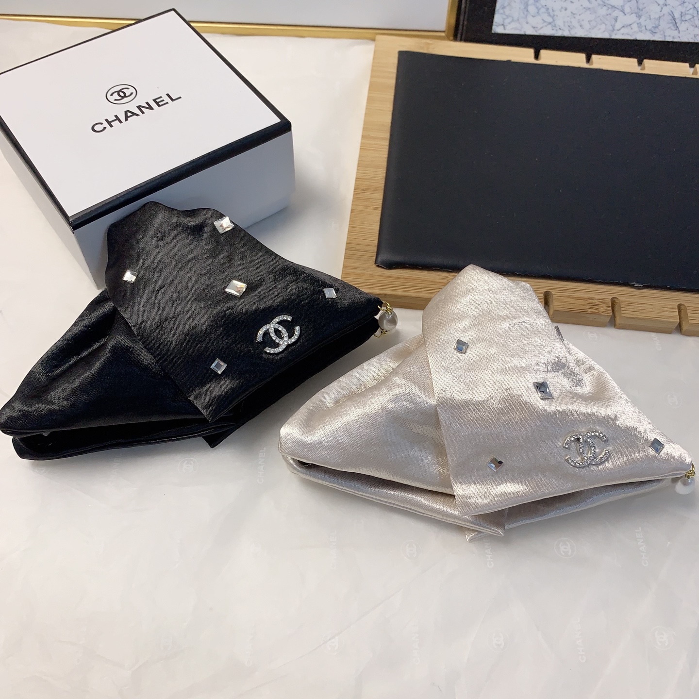  chanel小香
chanel抓夹
三角形绸缎抓夹气质百搭日常精致小单品 小仙女必入单品 宝藏款 闭眼