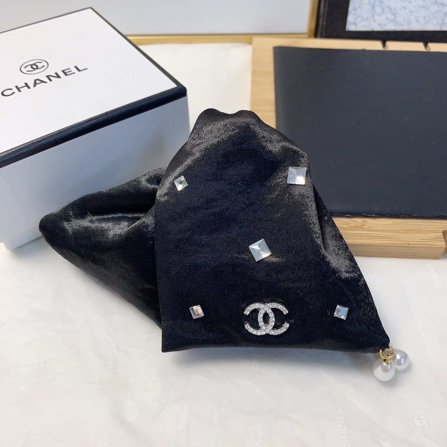  chanel小香
chanel抓夹
三角形绸缎抓夹气质百搭日常精致小单品 小仙女必入单品 宝藏款 闭眼