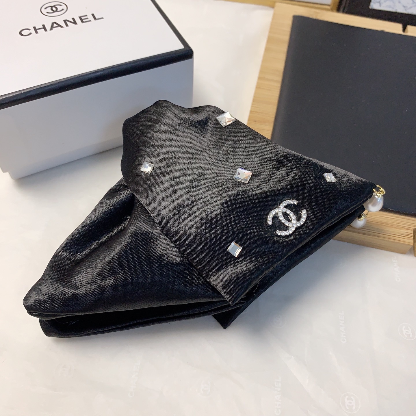  chanel小香
chanel抓夹
三角形绸缎抓夹气质百搭日常精致小单品 小仙女必入单品 宝藏款 闭眼