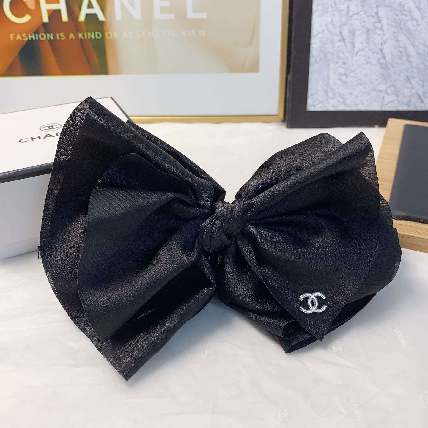  chanel小香
chanel抓夹
绸缎香蕉🍌夹抓夹气质百搭日常精致小单品 小仙女必入单品 宝藏款 闭