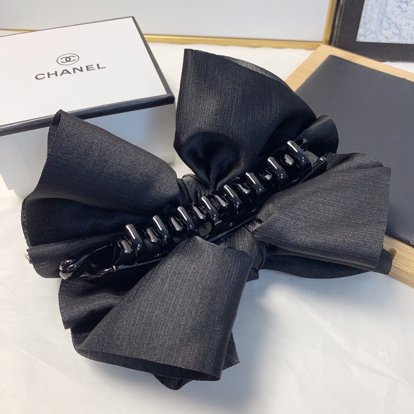 chanel小香
chanel抓夹
绸缎香蕉🍌夹抓夹气质百搭日常精致小单品 小仙女必入单品 宝藏款 闭