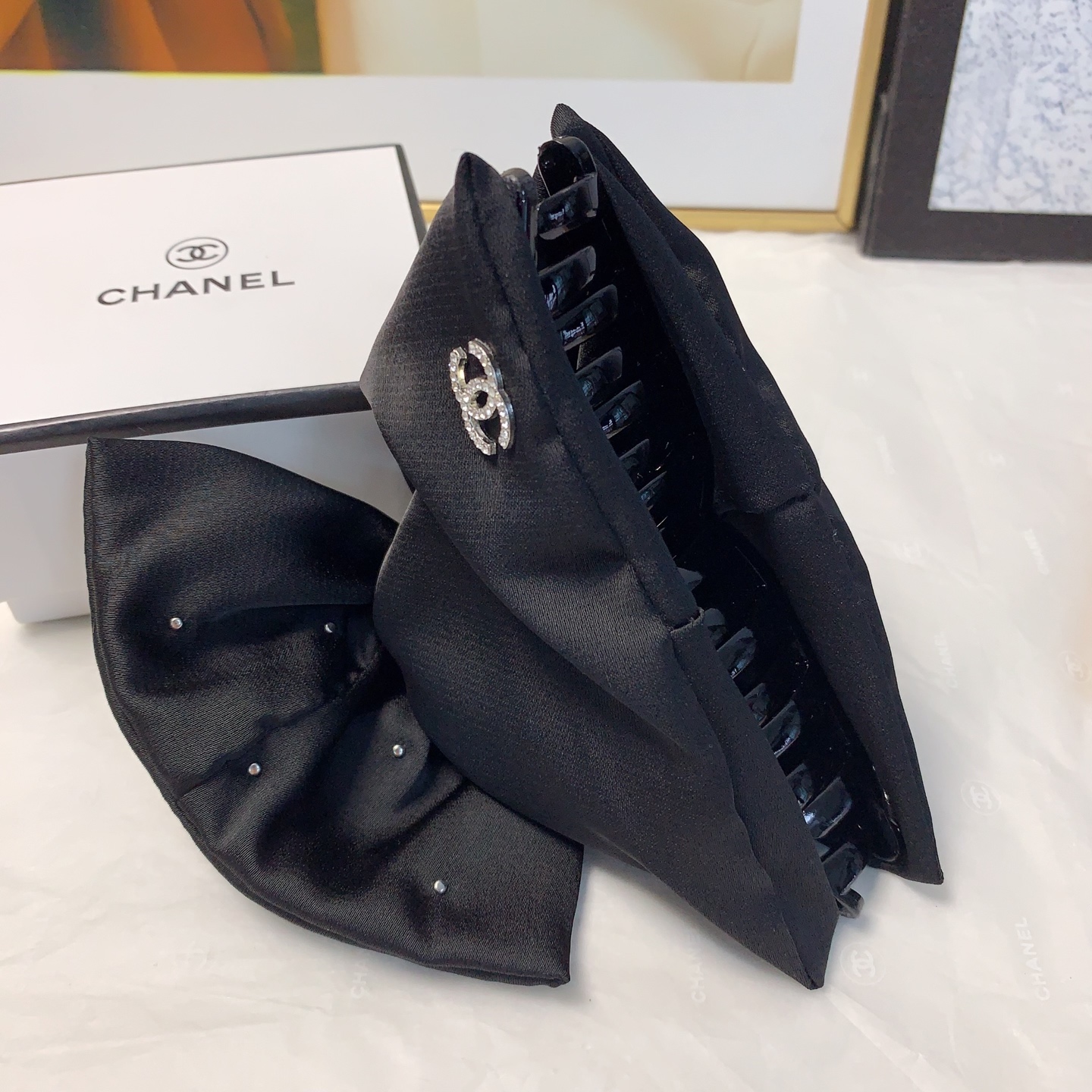  chanel小香
chanel抓夹
三角形蝴蝶结翅膀🪽抓夹气质百搭日常精致小单品 小仙女必入单品 宝藏