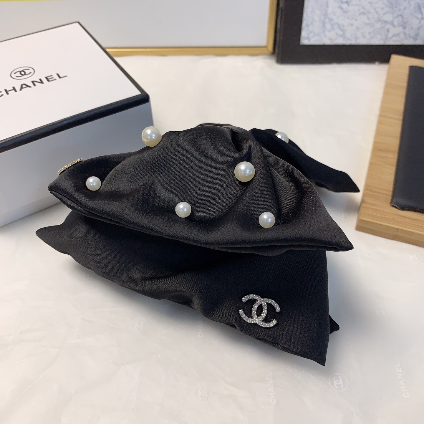  chanel小香
chanel抓夹
三角形蝴蝶结翅膀🪽抓夹气质百搭日常精致小单品 小仙女必入单品 宝藏