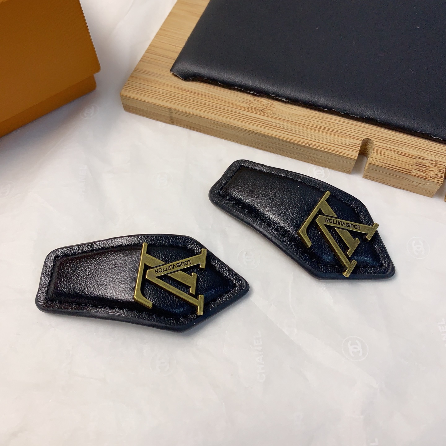  LV路易威登
驴牌发夹
牛皮复古logo压夹bb夹边夹日常精致小单品 气质百搭小仙女必入单品 宝藏款 