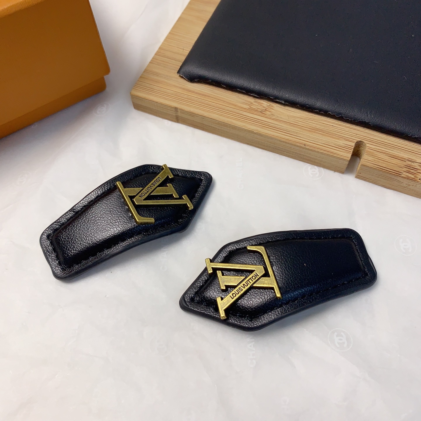  LV路易威登
驴牌发夹
牛皮复古logo压夹bb夹边夹日常精致小单品 气质百搭小仙女必入单品 宝藏款 