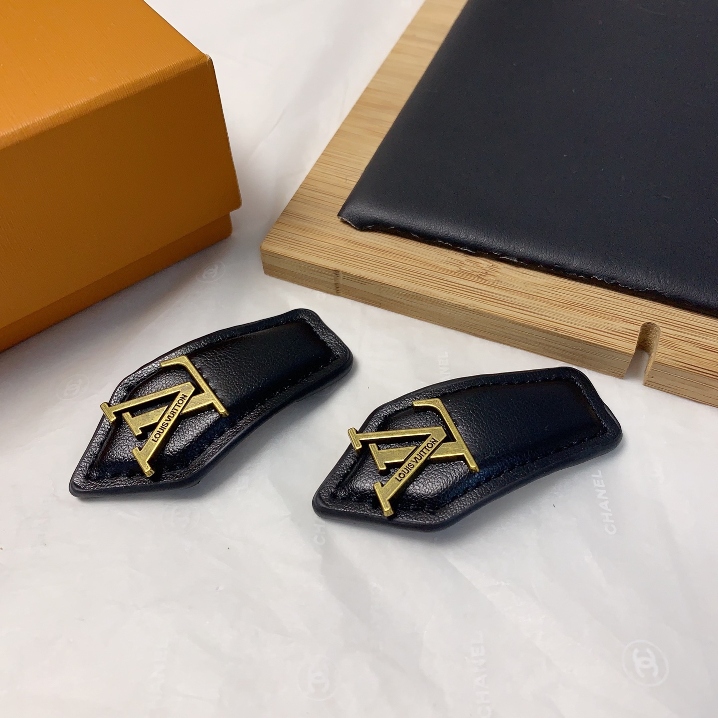  LV路易威登
驴牌发夹
牛皮复古logo压夹bb夹边夹日常精致小单品 气质百搭小仙女必入单品 宝藏款 