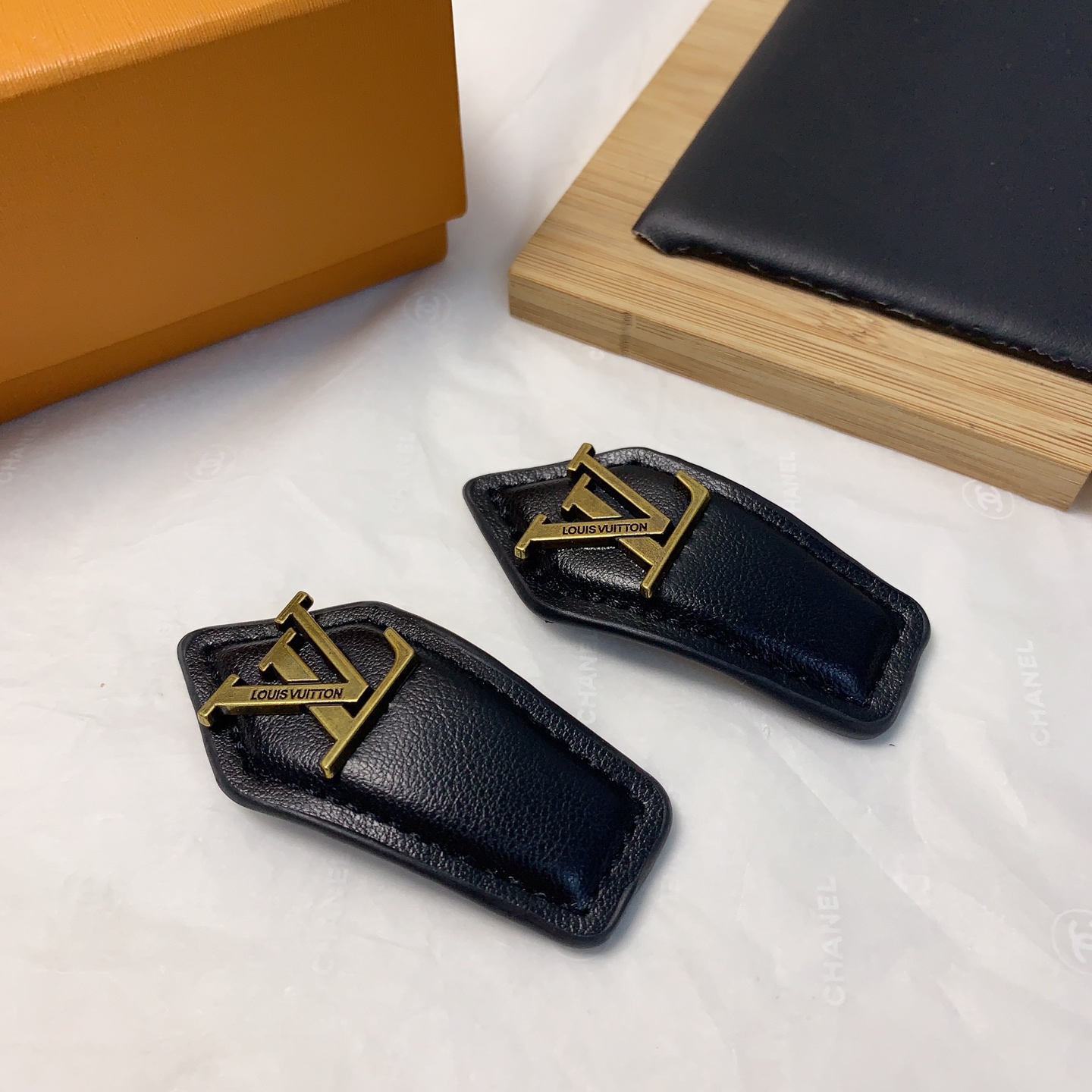  LV路易威登
驴牌发夹
牛皮复古logo压夹bb夹边夹日常精致小单品 气质百搭小仙女必入单品 宝藏款 